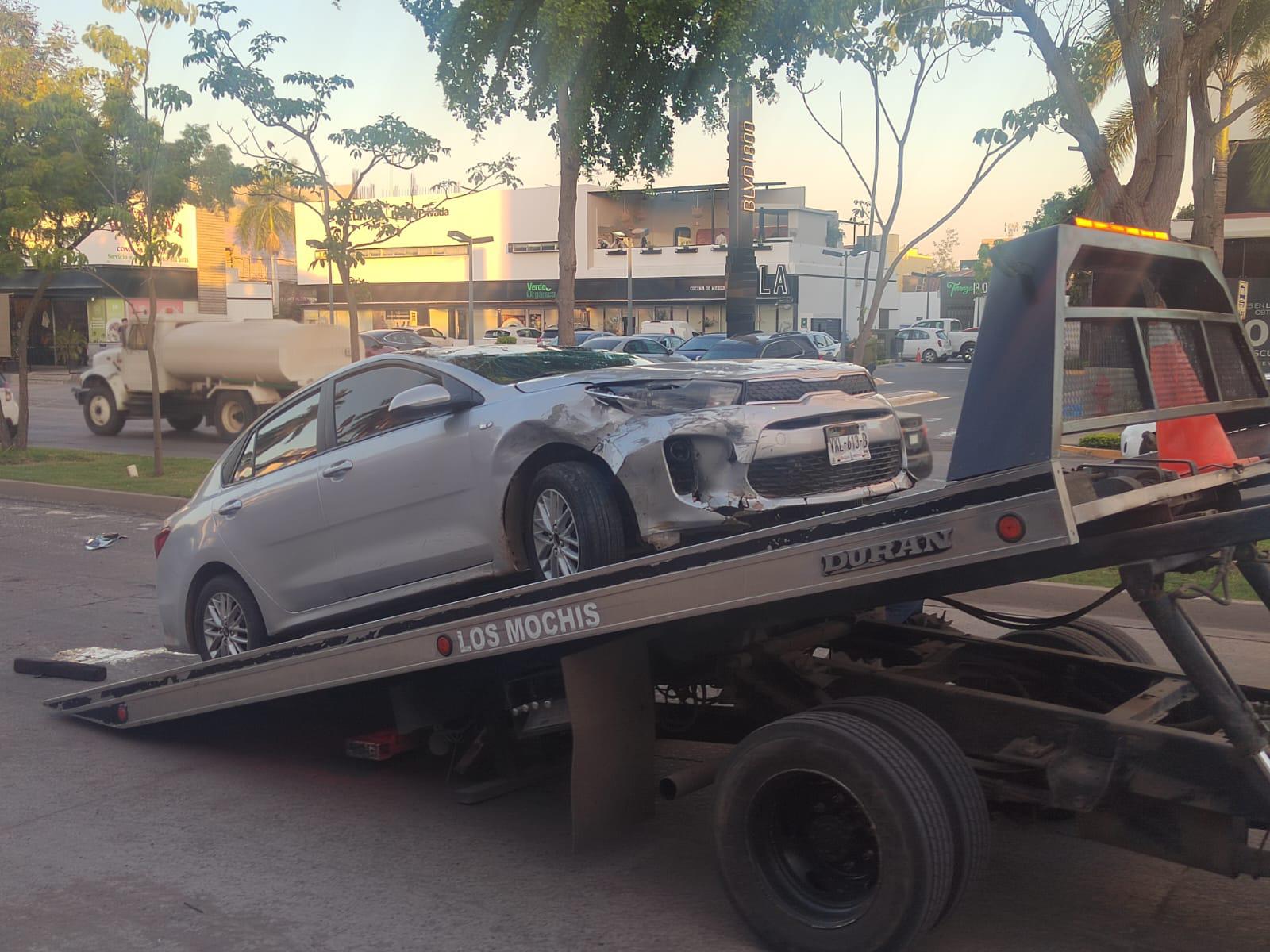 $!Volcadura en el sector Scally de Los Mochis deja solo daños materiales
