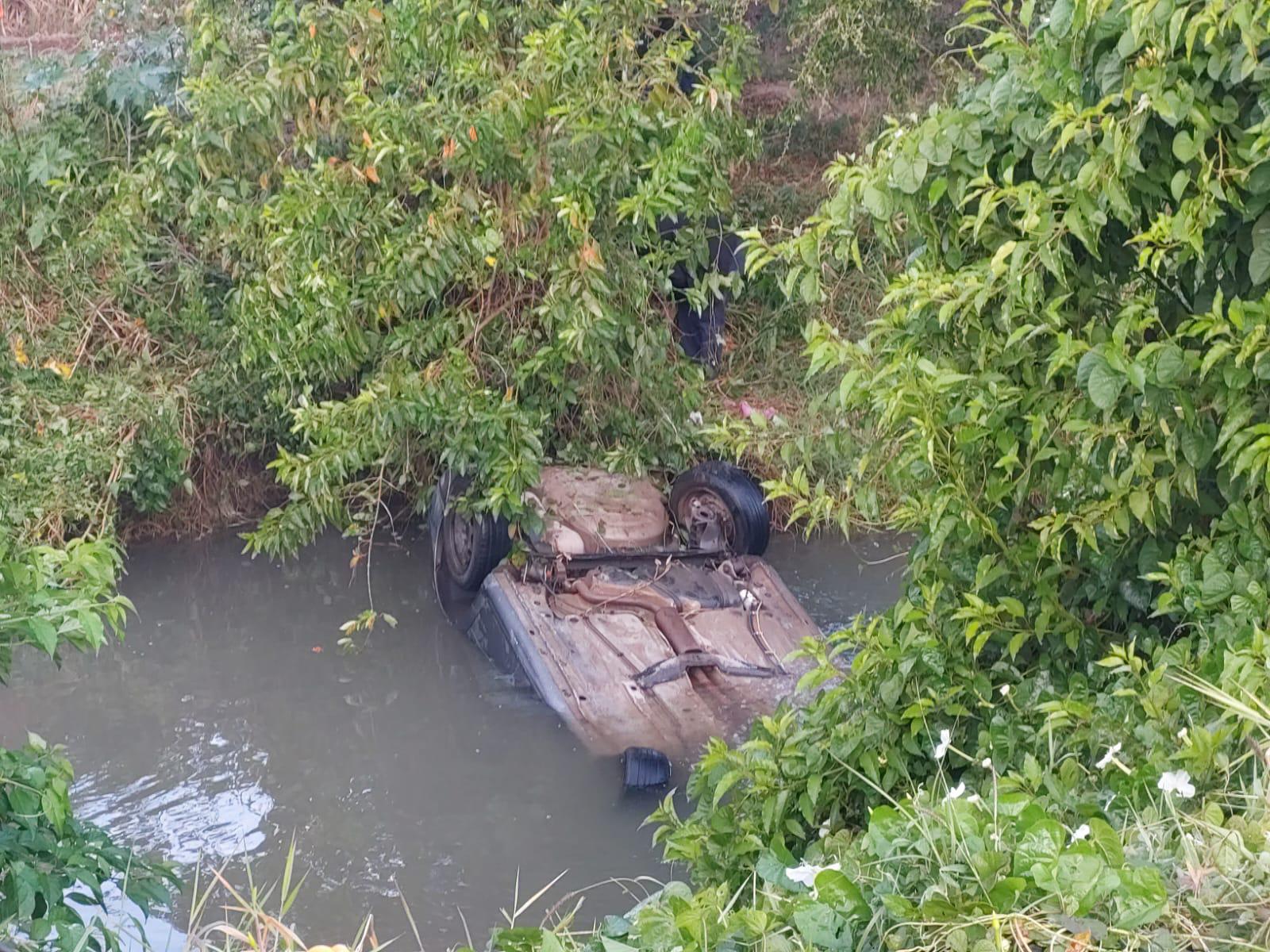 $!Muere una joven tras volcar y caer a canal en Eldorado
