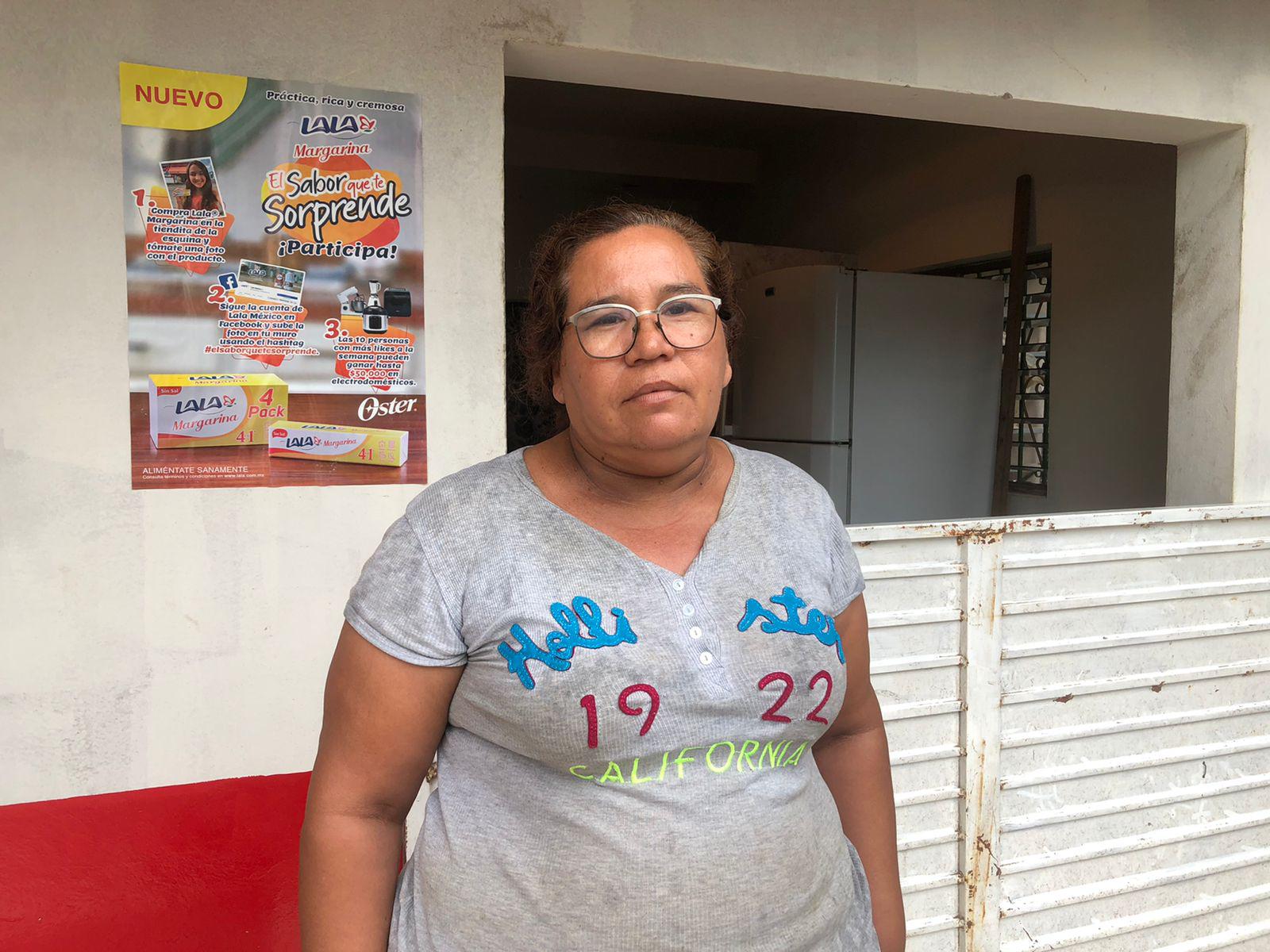 $!La señora Rosa tuvo que construir una barda a la orilla del cauce para que el agua no entre a su casa