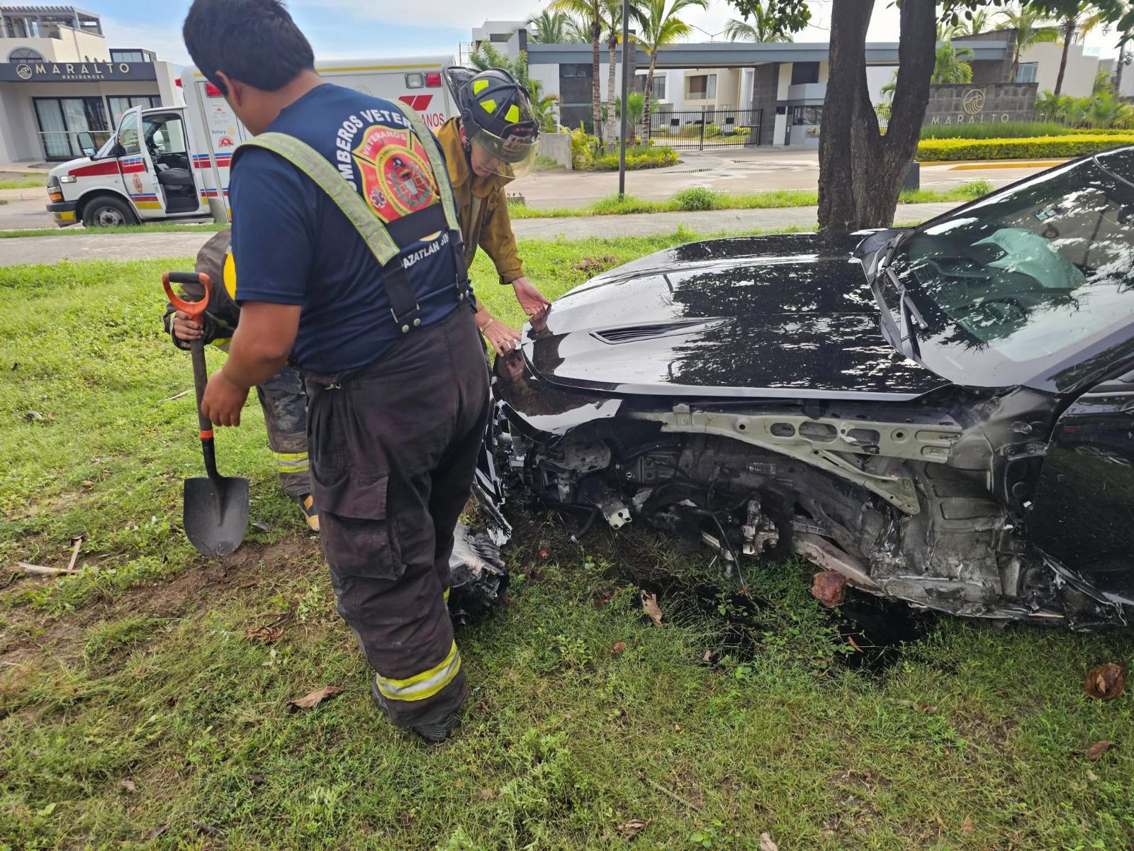 $!Choca auto contra luminaria en Mazatlán; hay dos lesionados