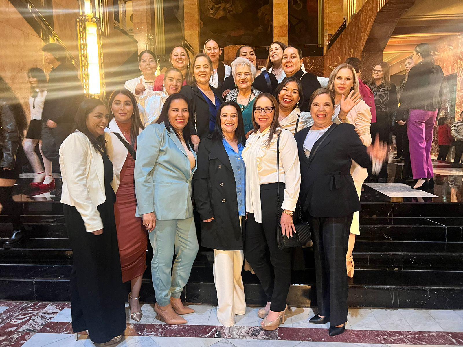 $!Felices lucen las maestras de Sinaloa que acuden a la Ciudad de México a acompañar a Alicia Montaño.