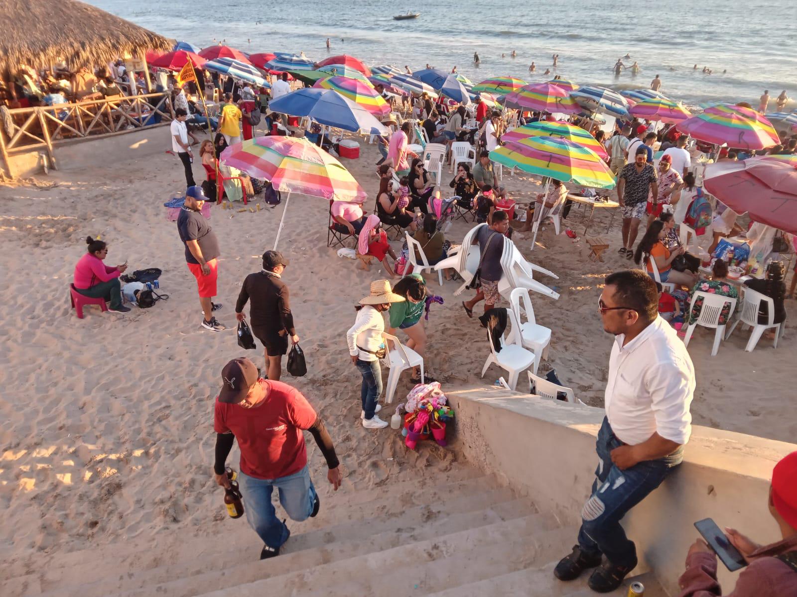 $!Se registra éxodo de bañistas de las playas de Mazatlán este Viernes Santo