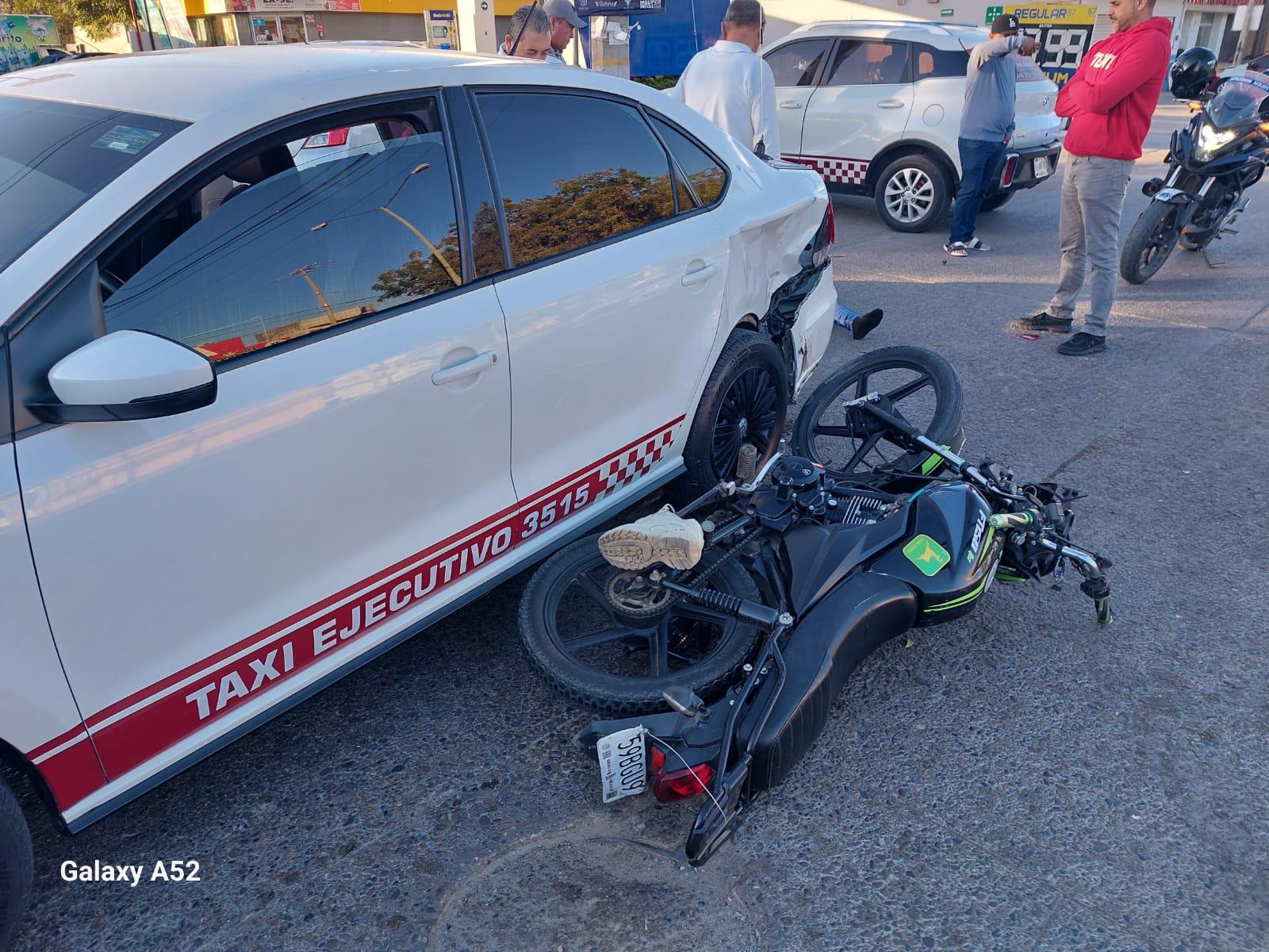 $!Choque entre moto y taxi deja un lesionado en Mazatlán