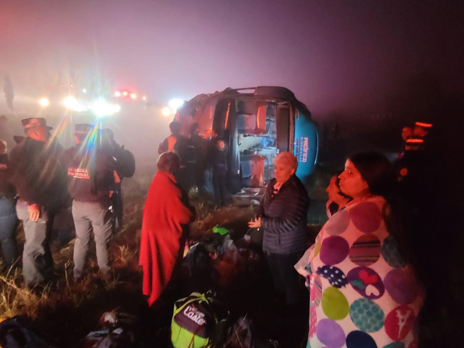 $!Volcadura de camión turístico en carretera deja más de 40 heridos en Elota