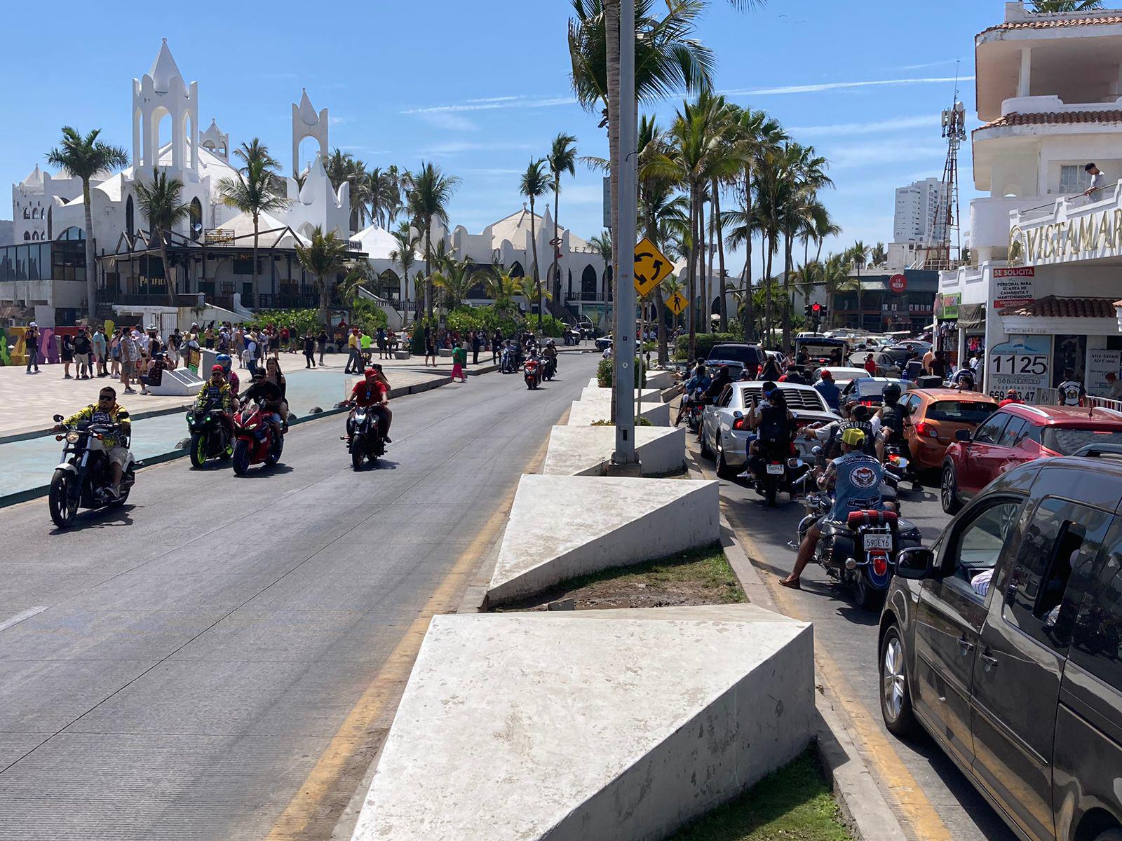 $!Son ya centenares de motociclistas los que transitan por el Malecón previo a desfile de Semana de la Moto