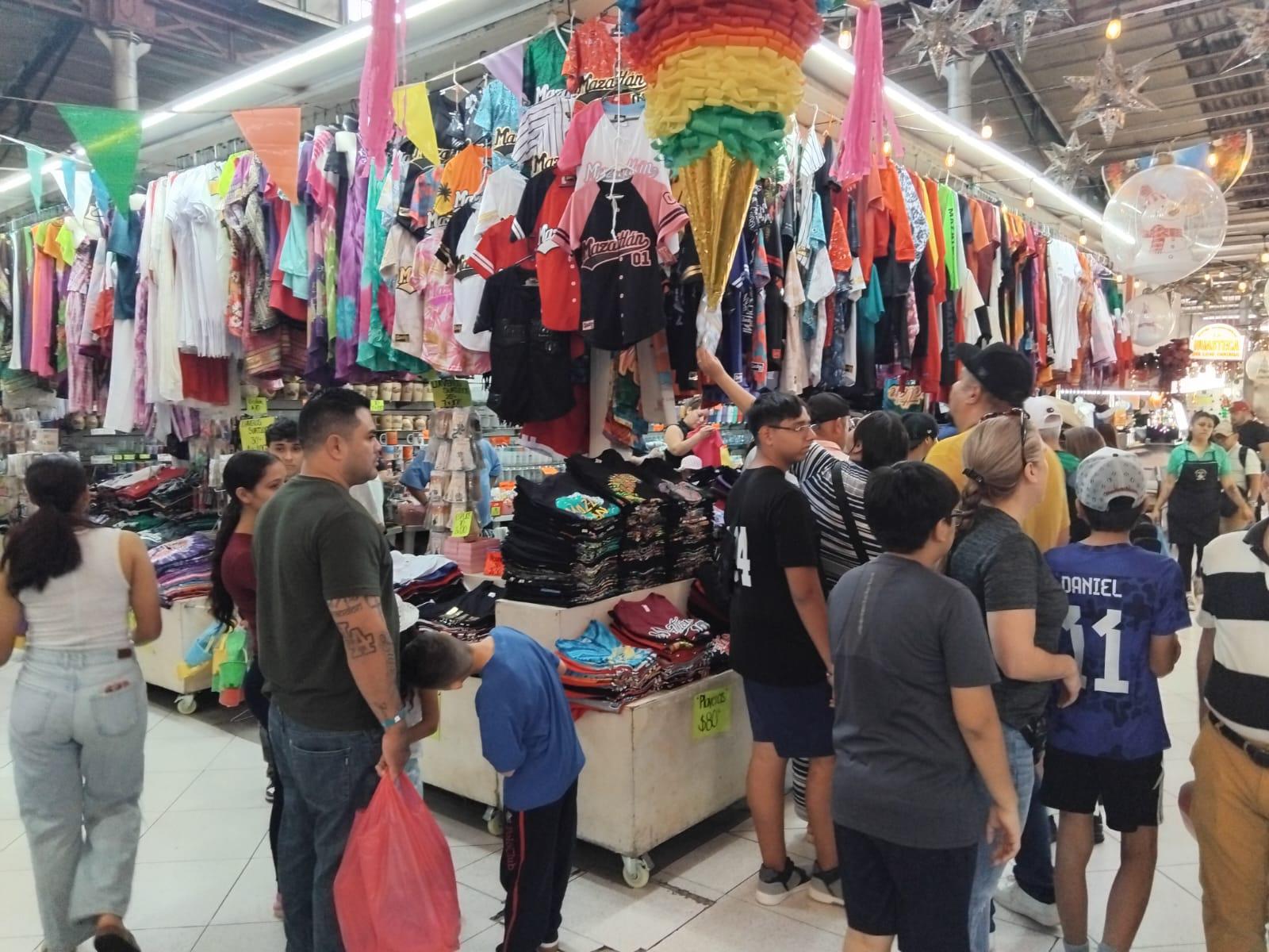 $!Aumenta tráfico vehicular y de peatones en el Centro de Mazatlán por comprar navideñas