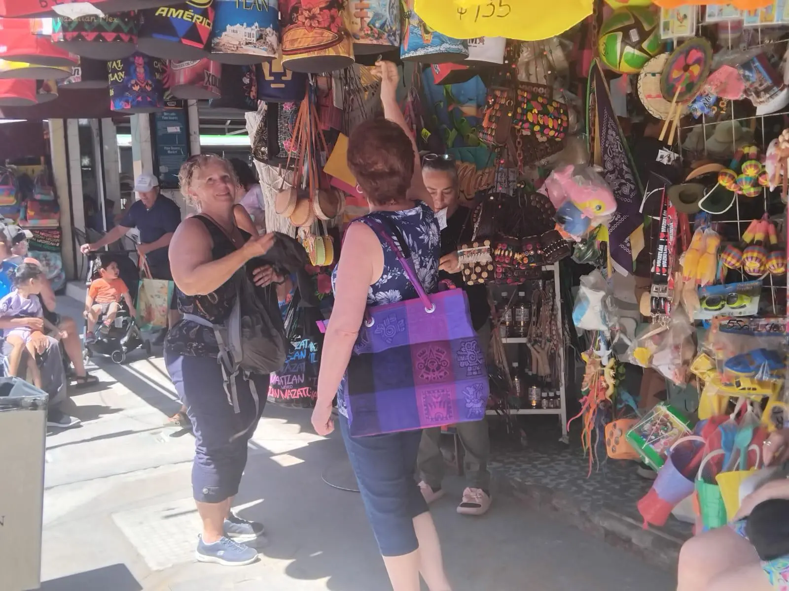 $!Disfrutan turistas y mazatlecos este lunes del último día del fin de semana largo