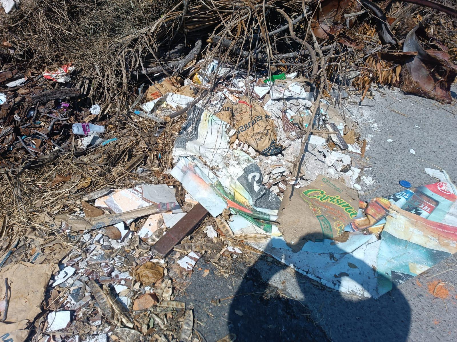 $!Reportan acumulamiento de basura en calle Ignacio Allende de colonia Juan Carrasco, en Mazatlán