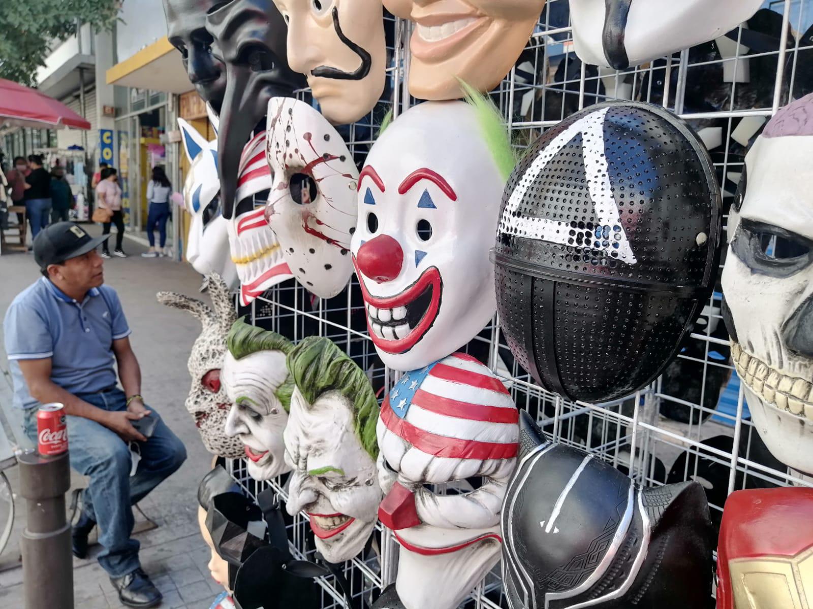 $!Se preparan comerciantes del centro de Culiacán con la venta de disfraces para Halloween