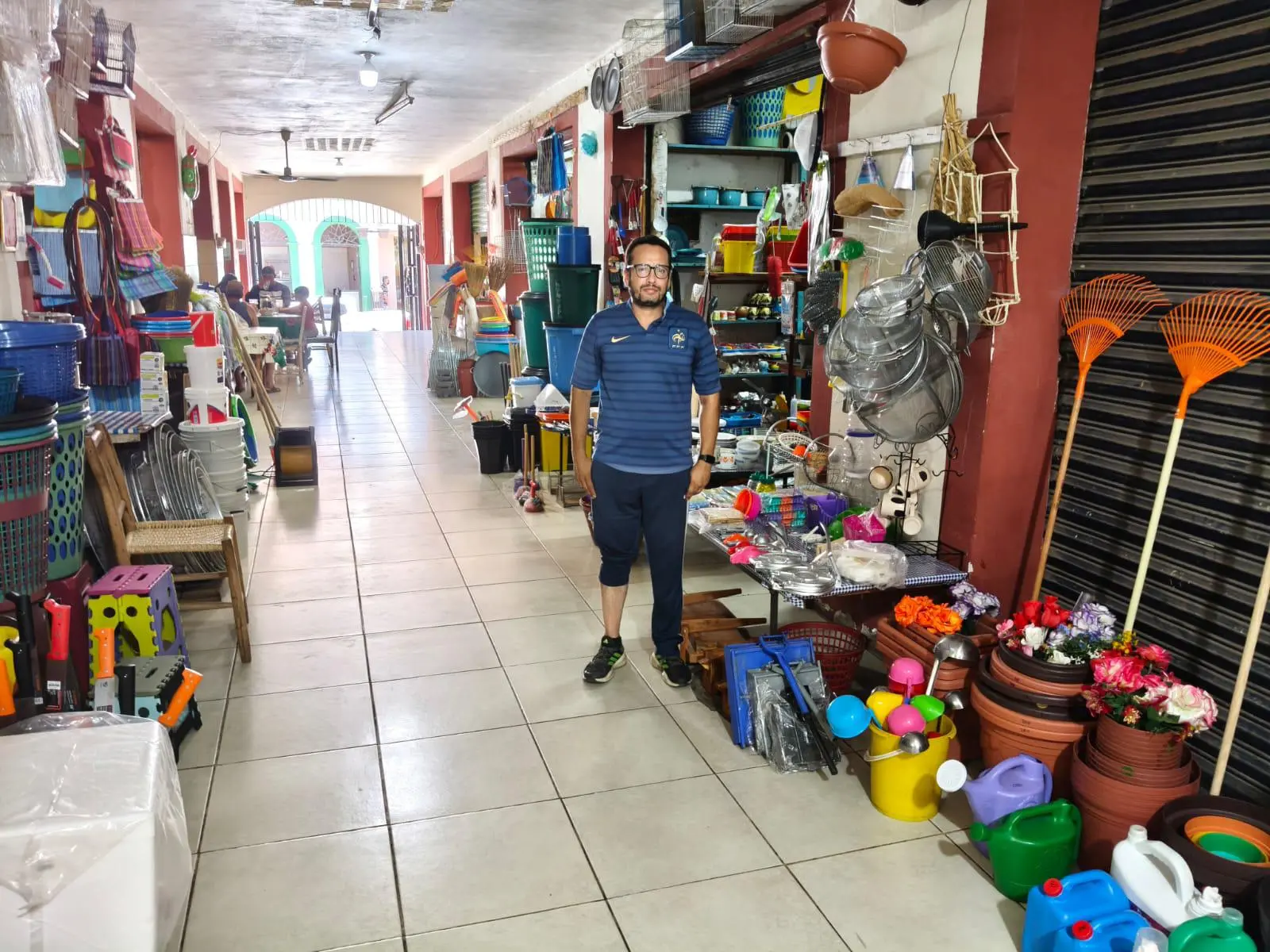 $!De ingeniero a comerciante: el relevo que salvó una tlapalería histórica en El Rosario