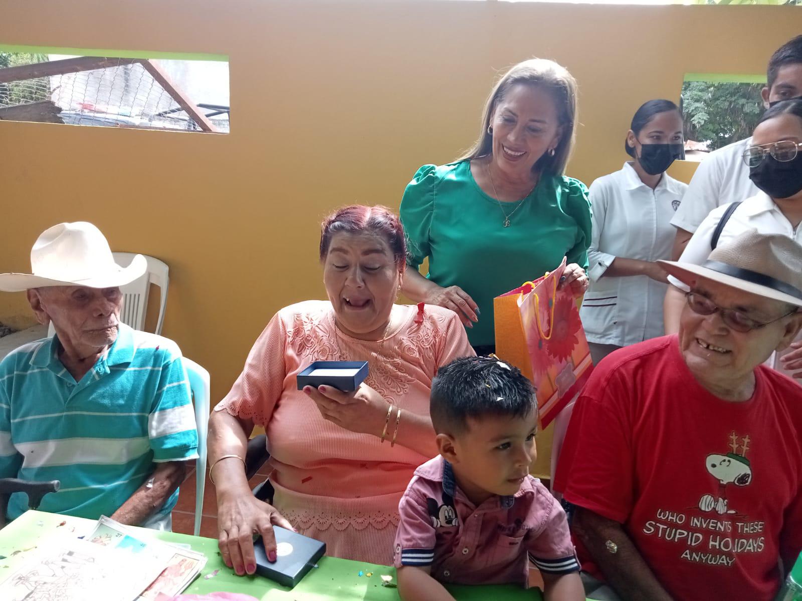 $!En Escuinapa ‘apapachan’ a los abuelitos en su día