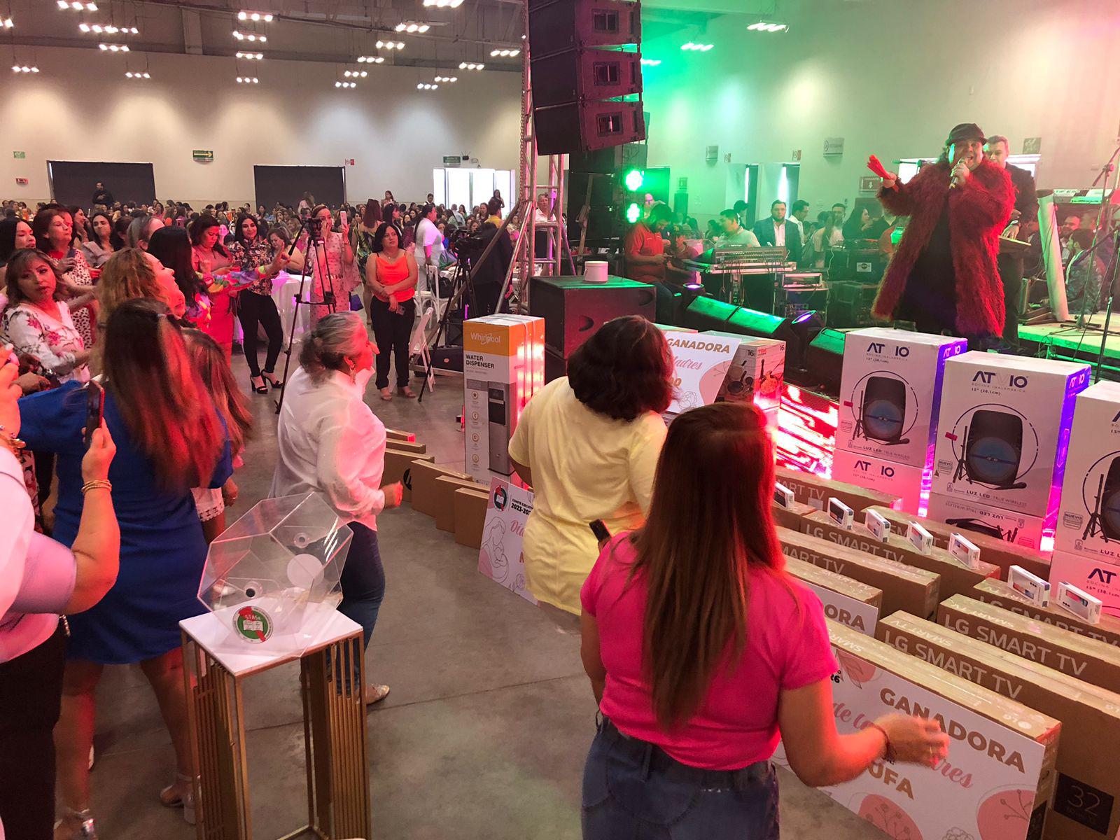 $!Celebran con fiesta y regalos a las madres trabajadoras del Estado