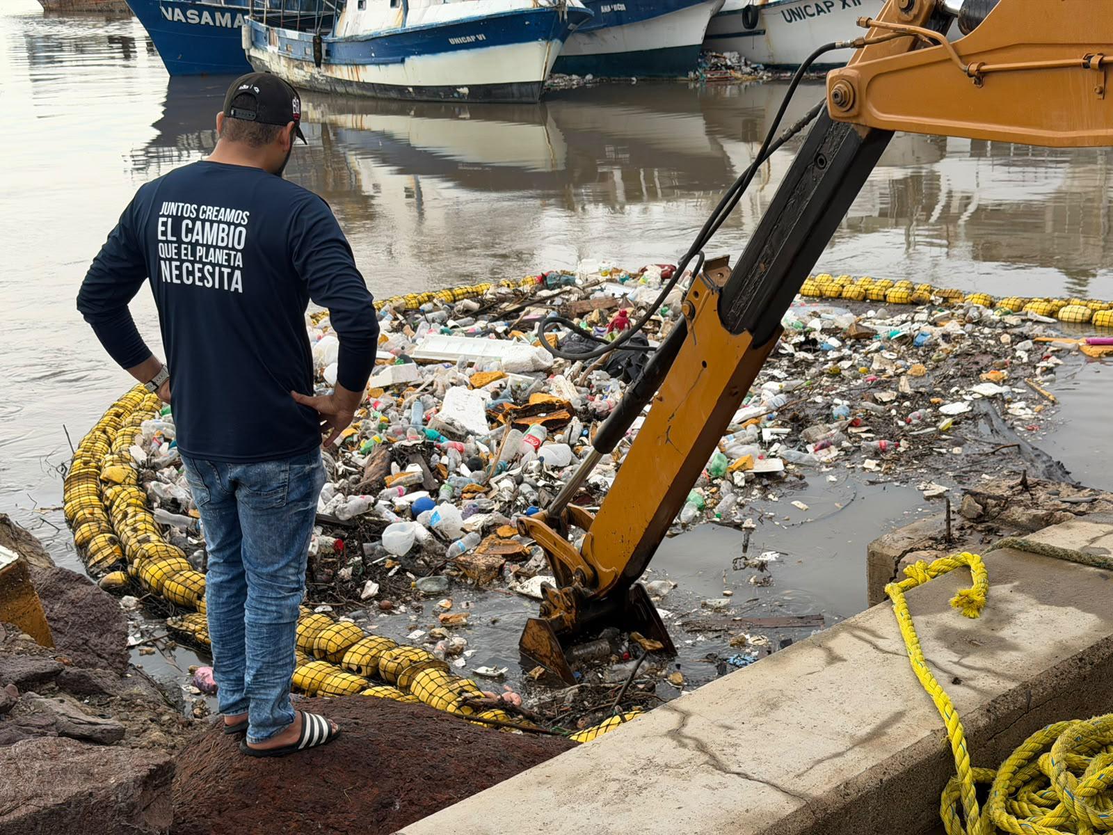 $!Liberan biobarda del Puente Juárez tras acumular gran cantidad de basura por las lluvias en Mazatlán