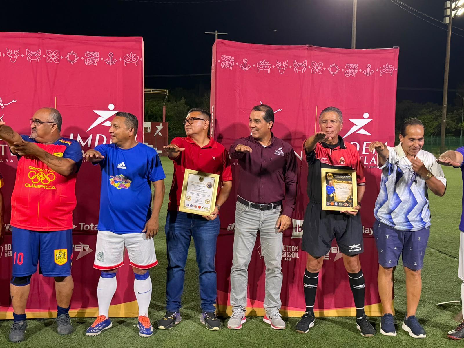 $!Entre nostalgia, homenajes y compañerismo, arranca el segundo Torneo de Futbol del Recuerdo