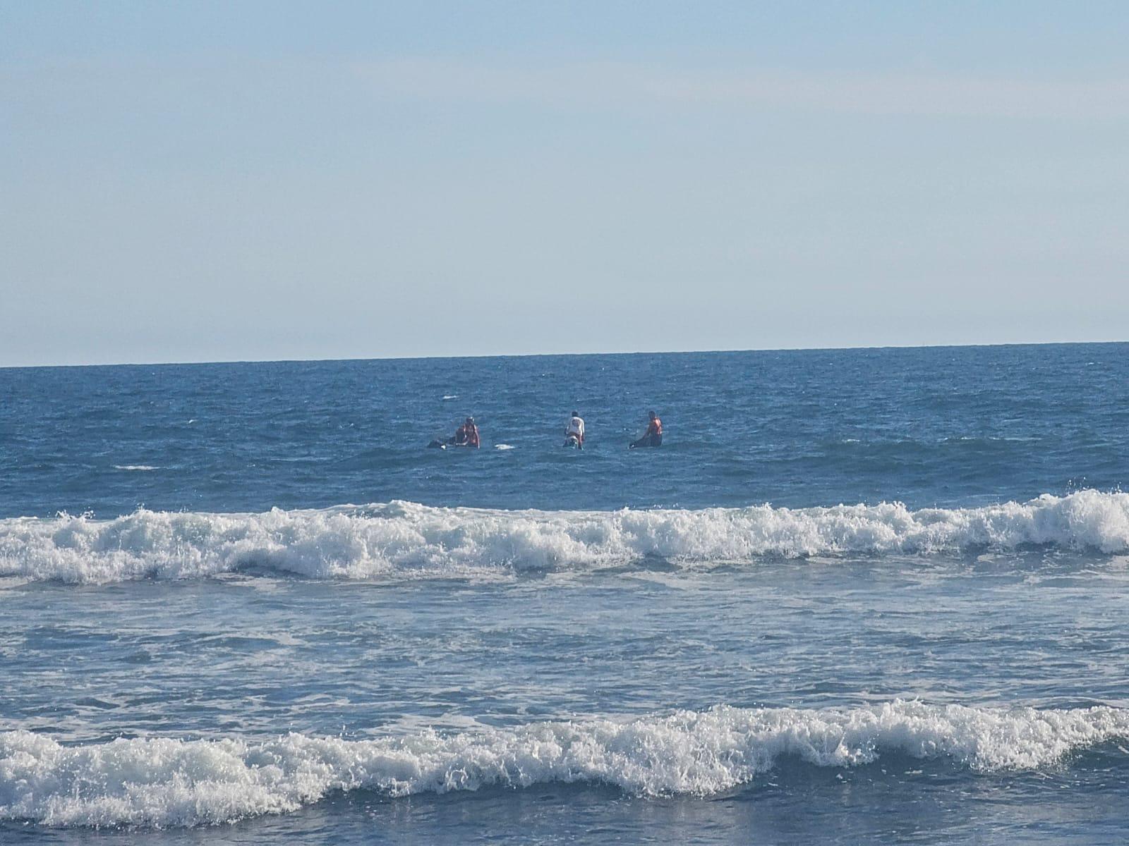$!Desaparece menor en el mar de la Isla de la Piedra, en Mazatlán; rescatan a 10