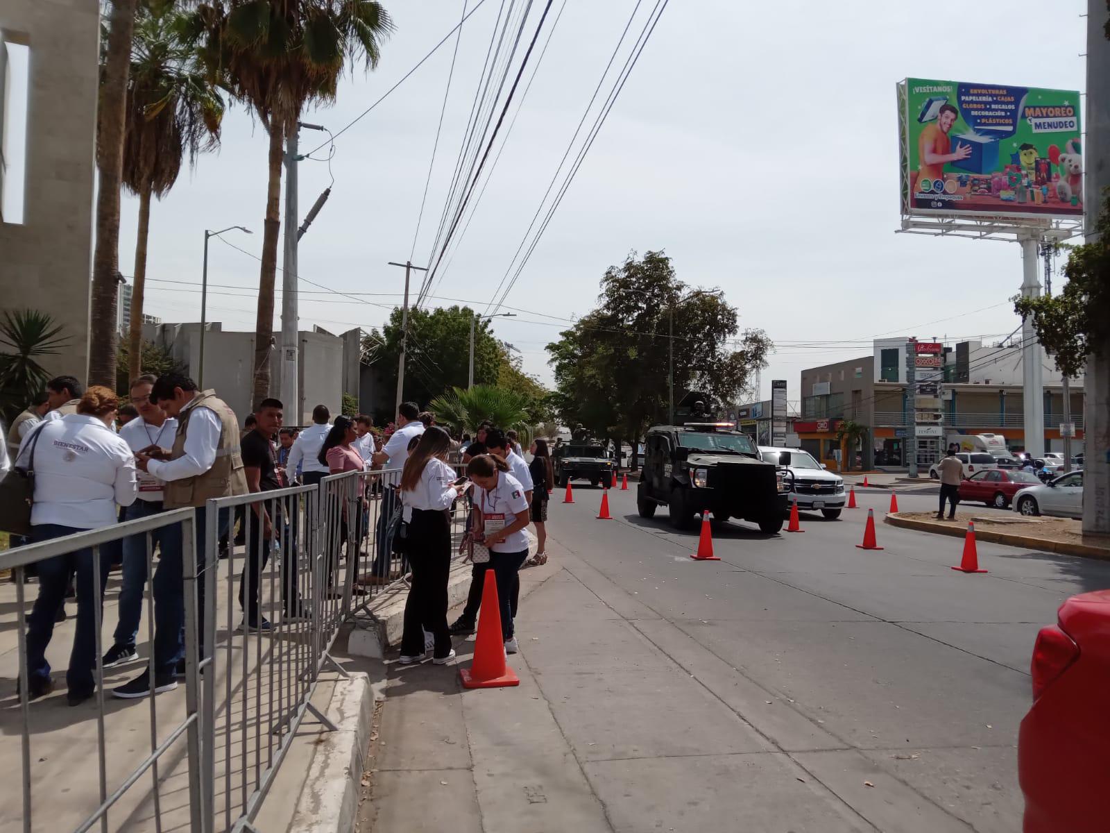$!A puerta cerrada, AMLO se reúne con Servidores de la Nación en Culiacán