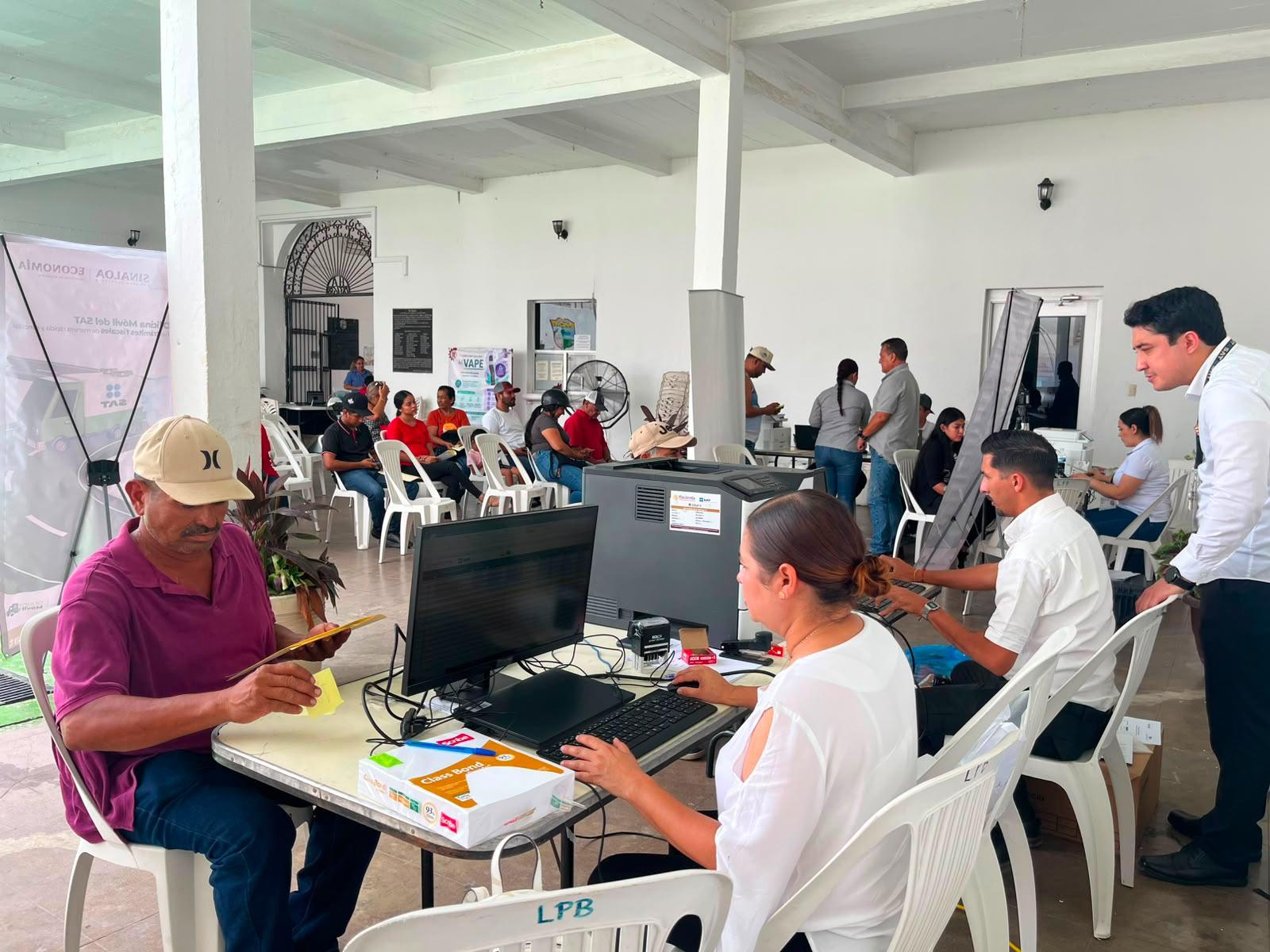 $!SAT Móvil atiende a 147 contribuyentes en Escuinapa y acerca servicios fiscales a la ciudadanía