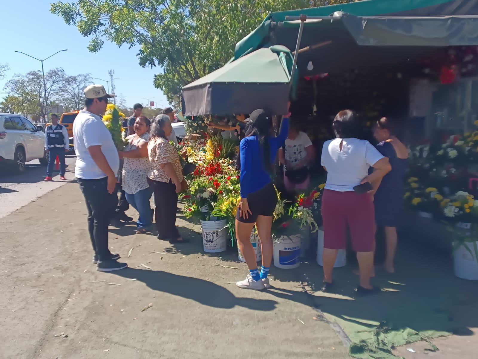 $!Autorizan 81 permisos a comerciantes en panteones de Mazatlán por el Día de las Madres