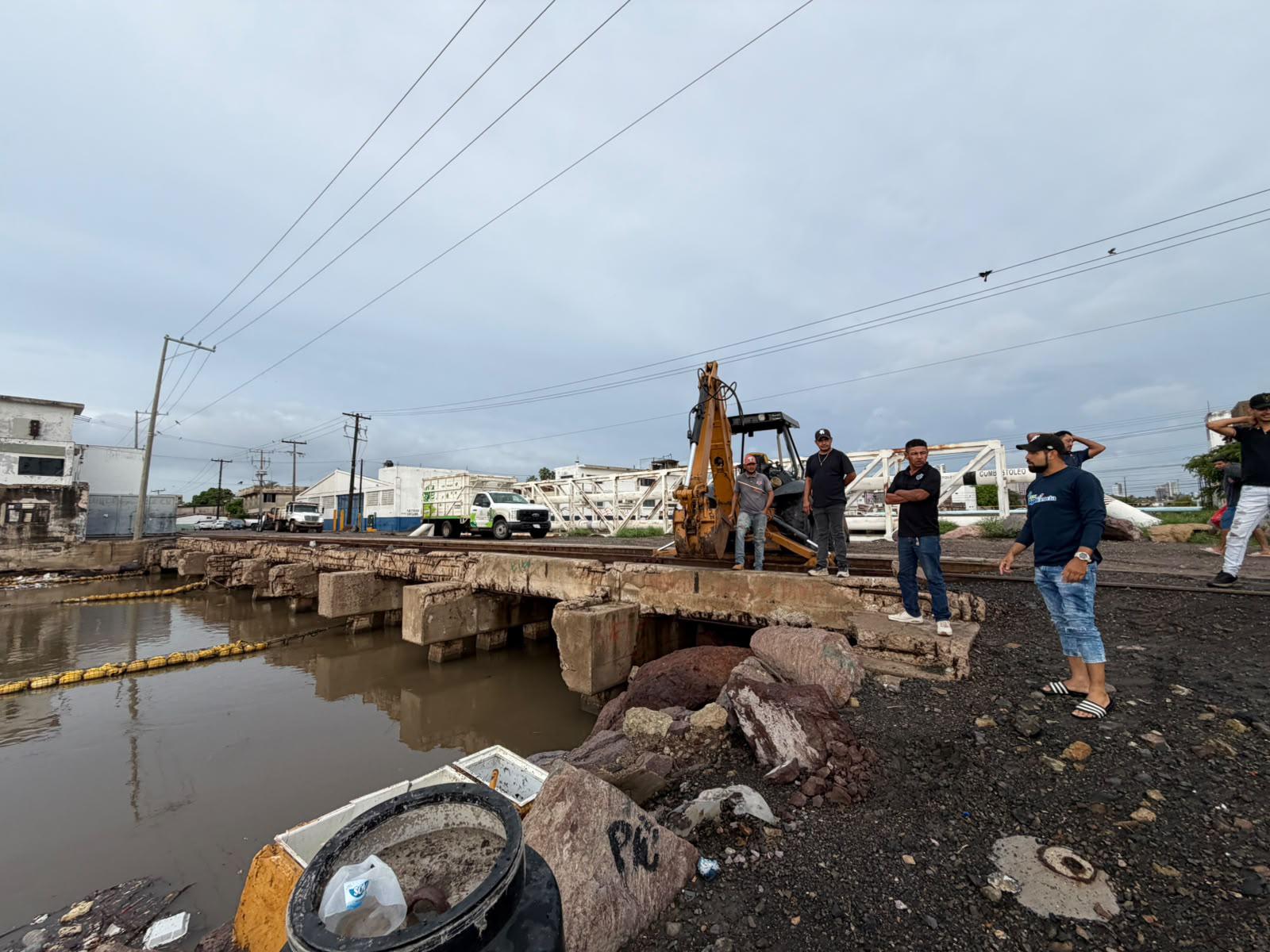 $!Liberan biobarda del Puente Juárez tras acumular gran cantidad de basura por las lluvias en Mazatlán