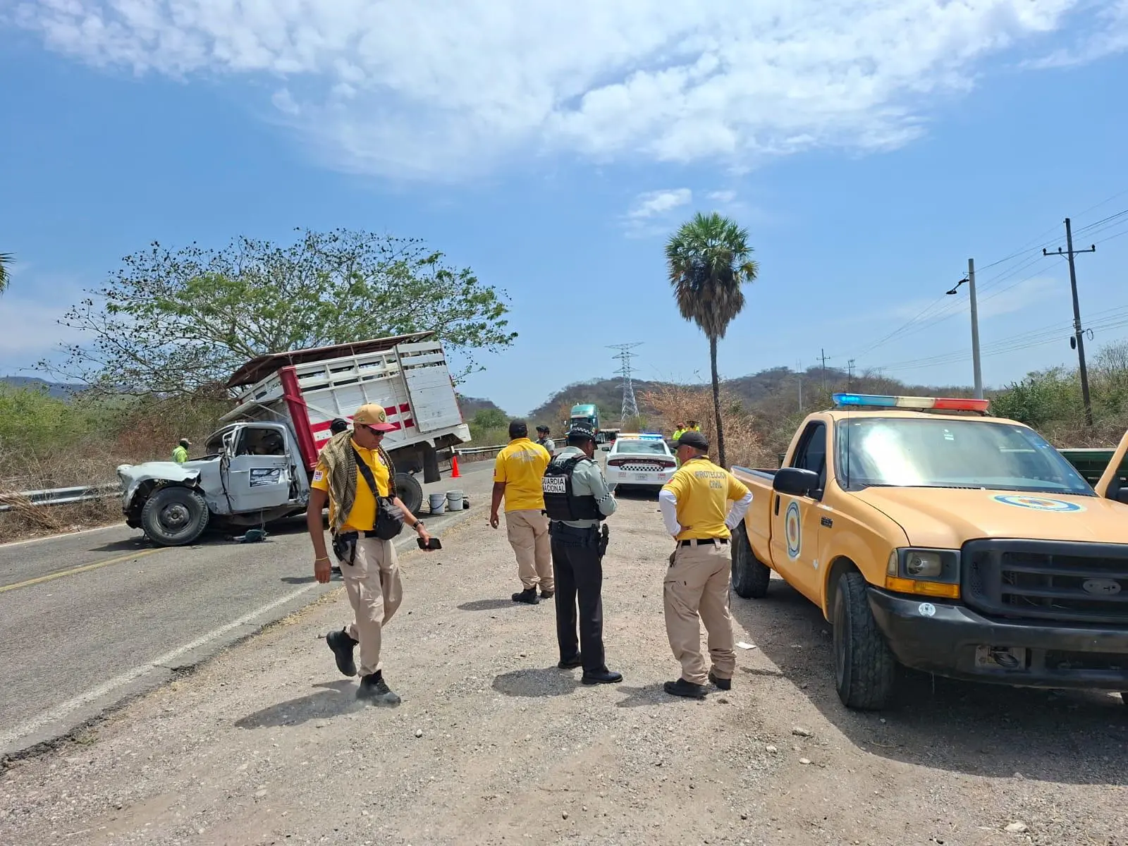 $!Choque entre camioneta de jornaleros y tráiler deja varios lesionados en Escuinapa