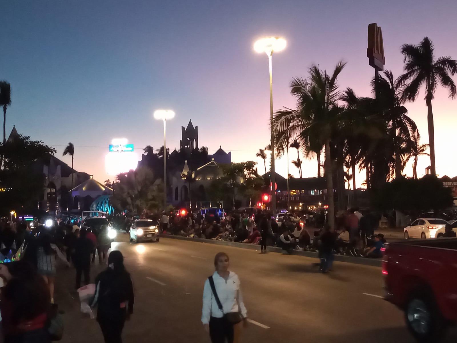 $!Visitantes y mazatlecos esperan el desfile cerca de la avenida Rafael Buelna