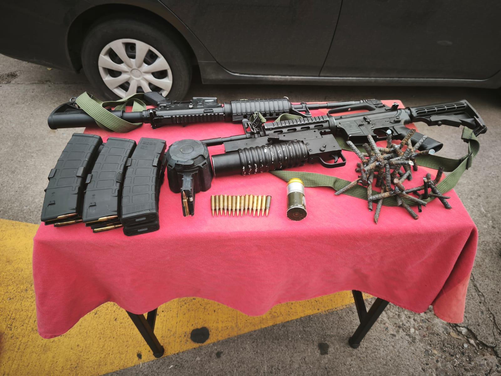 $!Revelan arsenal hallado en auto abandonado en el Centro de Culiacán: tenía dos fusiles, lanzagranadas y una granada