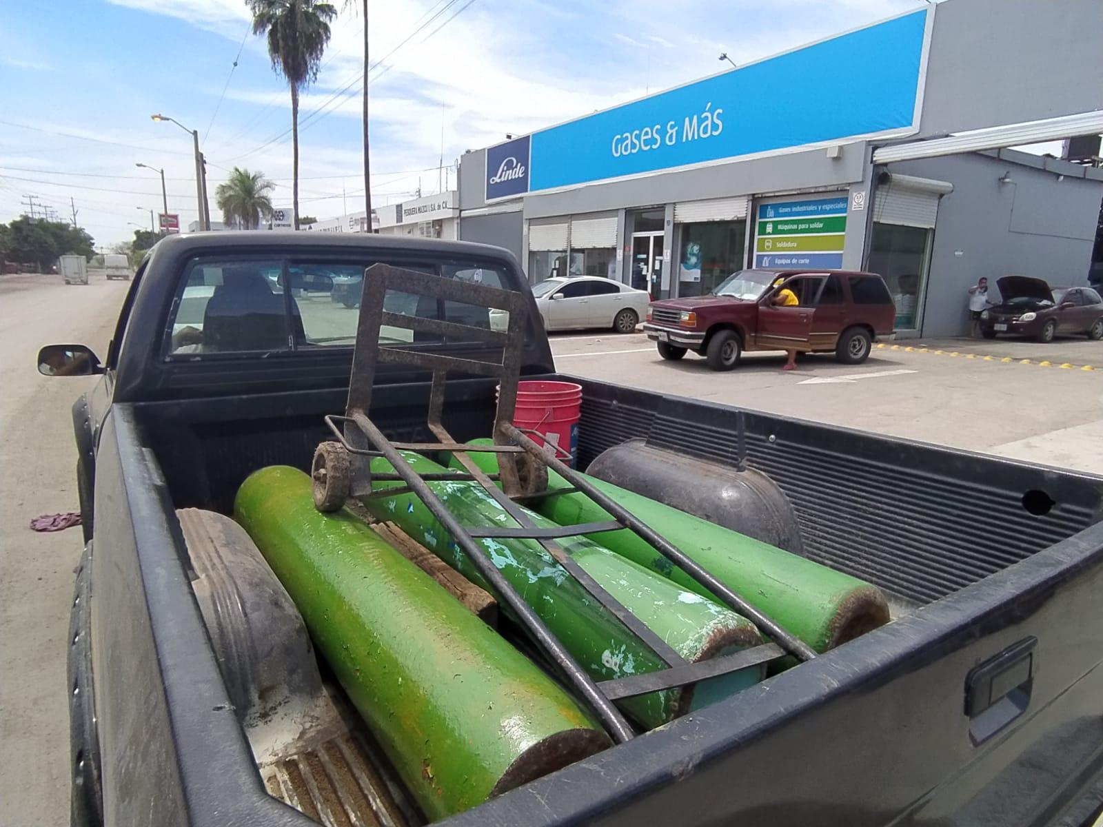 $!Situación con el Covid en Mazatlán hace que empresas rellenen tanques de oxígeno en domingo