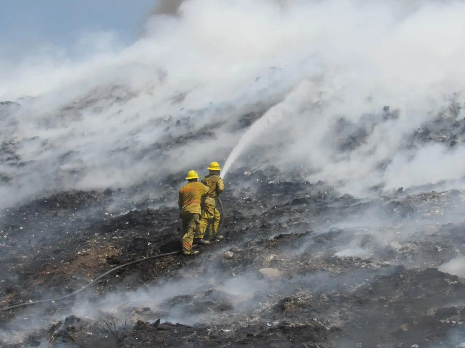 $!Desde el pasado lunes 29 de junio, elementos de Bomberos mantienen labores en el Basurón Municipal para sofocar el nuevo incendio. El humo ya afecta a la población.