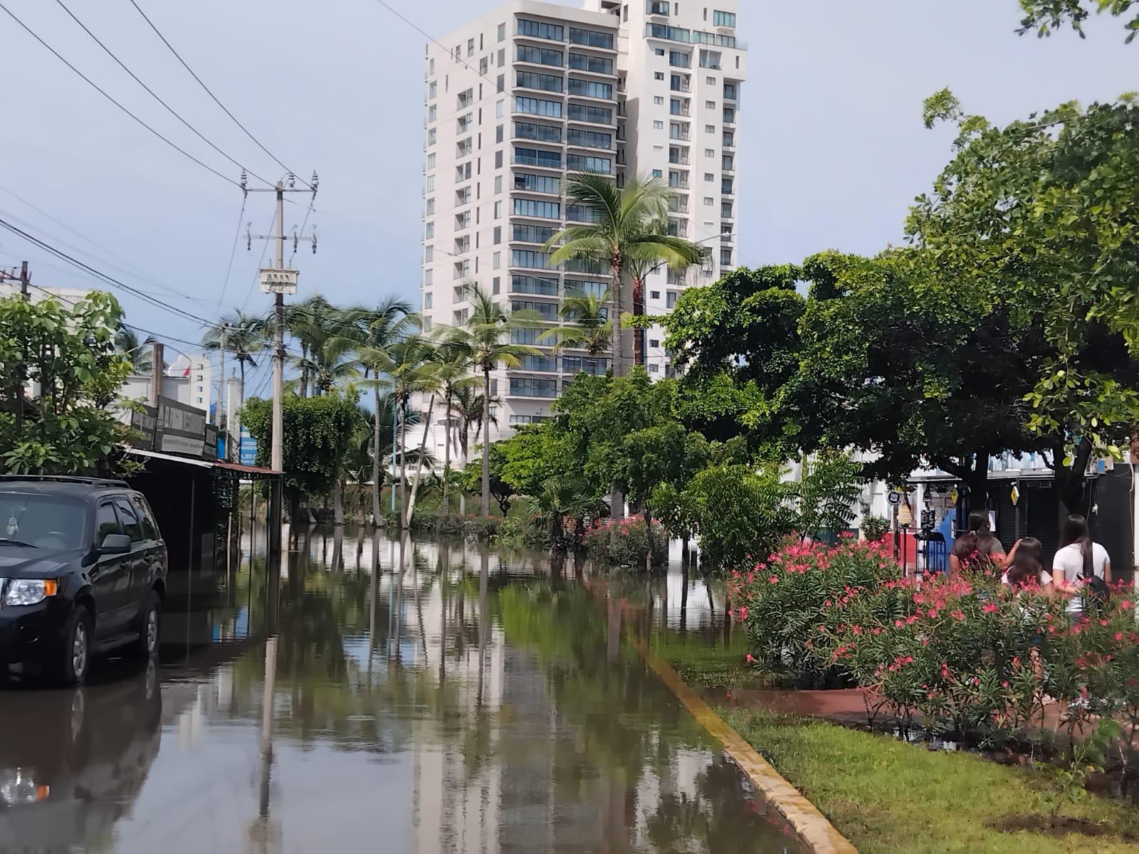 $!Se desborda Laguna del Camarón en Fraccionamiento Flamingos y cierran vialidades aledañas