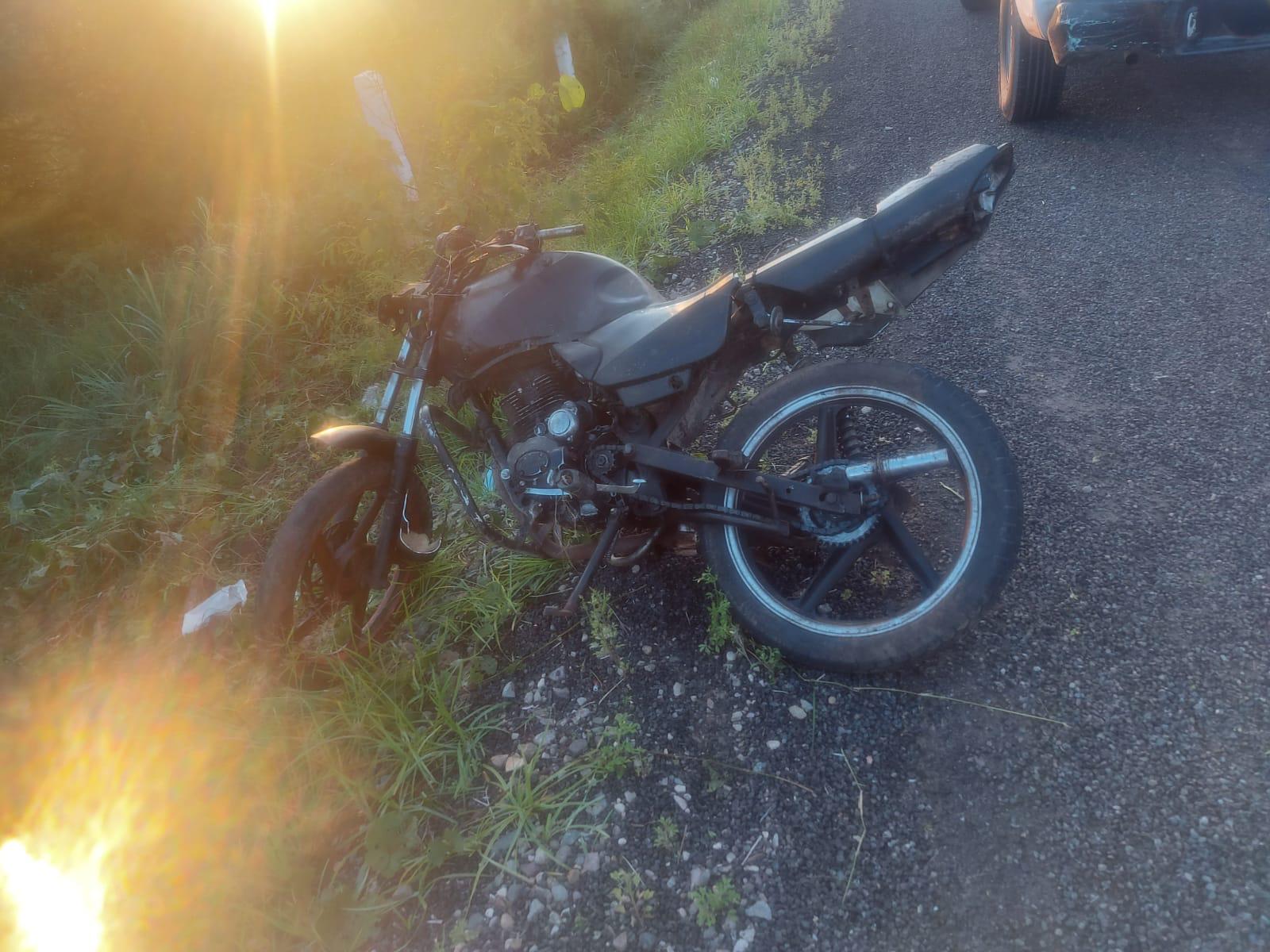 $!Tres lesionados deja un choque entre camioneta y motocicleta en carretera a La Isla de la Piedra en Mazatlán