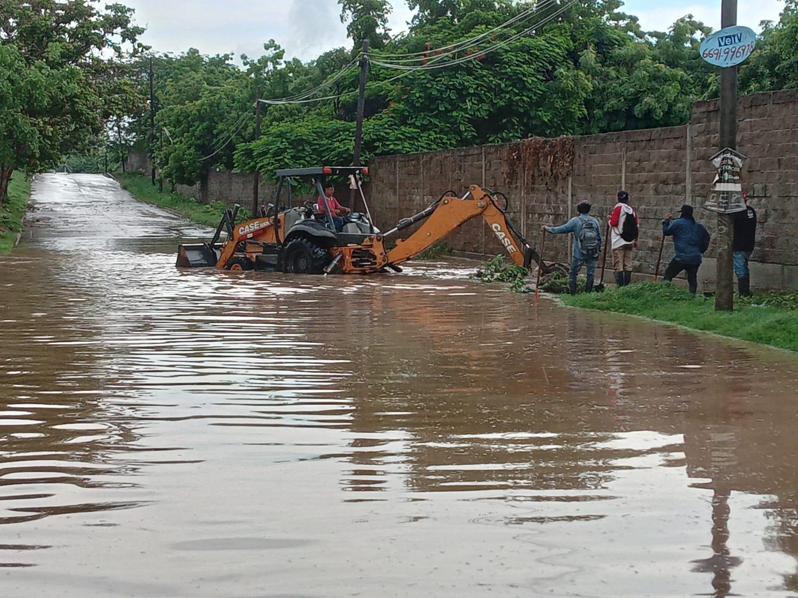 $!Se inunda tramo de avenida y calle en la Genaro Estrada tras lluvias de este miércoles en Mazatlán