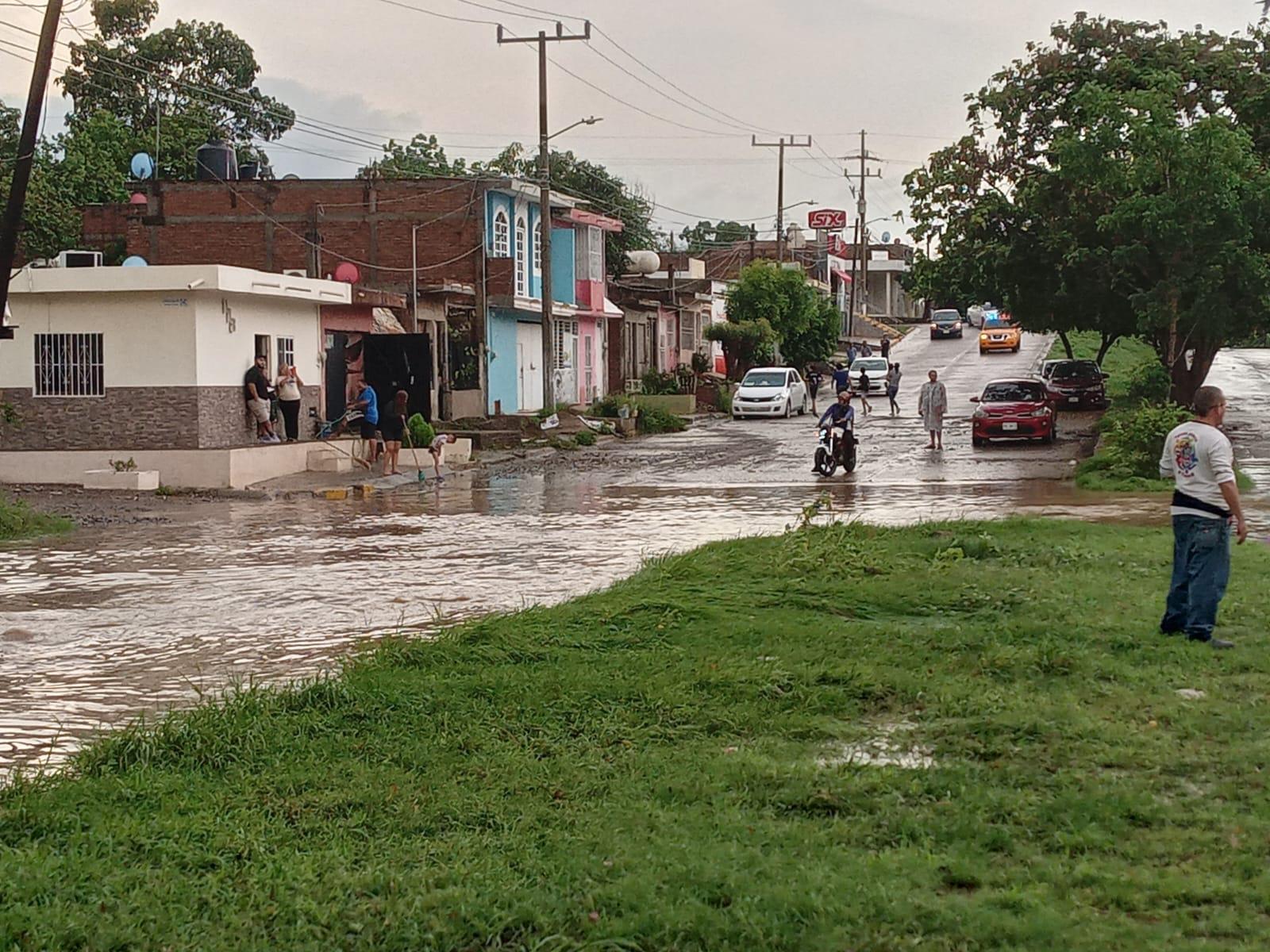 $!Se inunda tramo de avenida y calle en la Genaro Estrada tras lluvias de este miércoles en Mazatlán