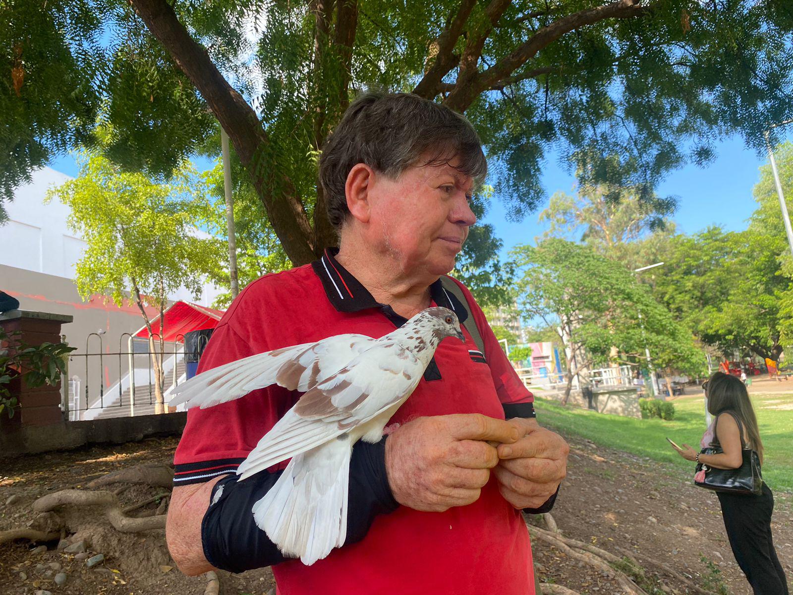 $!Antonio, el amigo de las iguanas, palomas y ardillas de Las Riberas, en Culiacán
