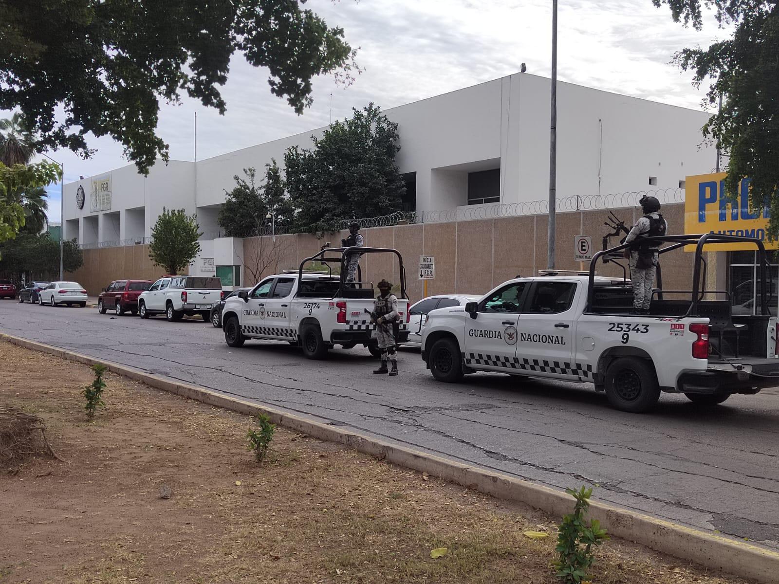 $!Fuerte operativo federal en Choix deja dos detenidos; blindan sede de la FGR en Los Mochis