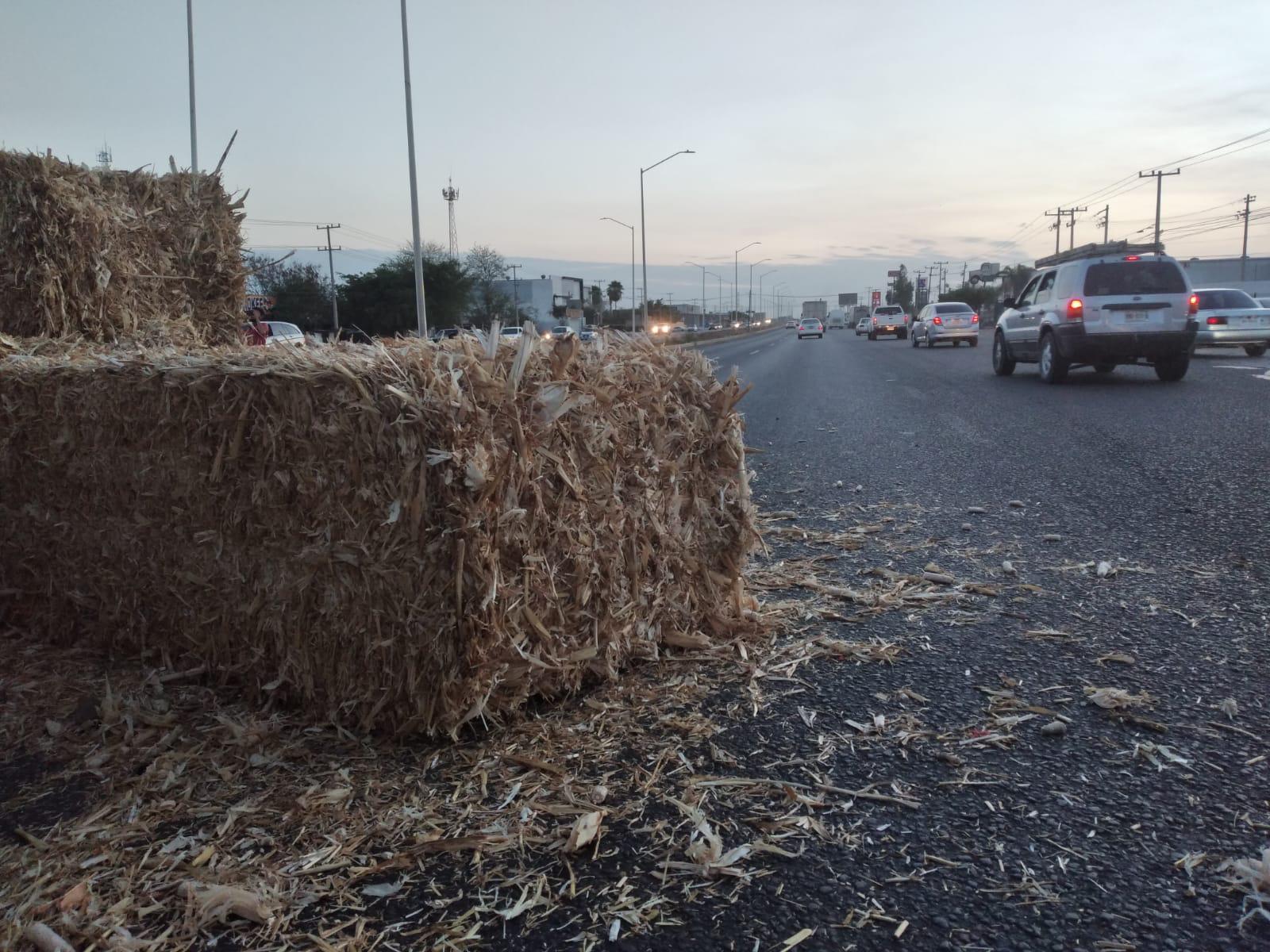 Un tráiler cargado con alimento para ganado se accidenta por la ...