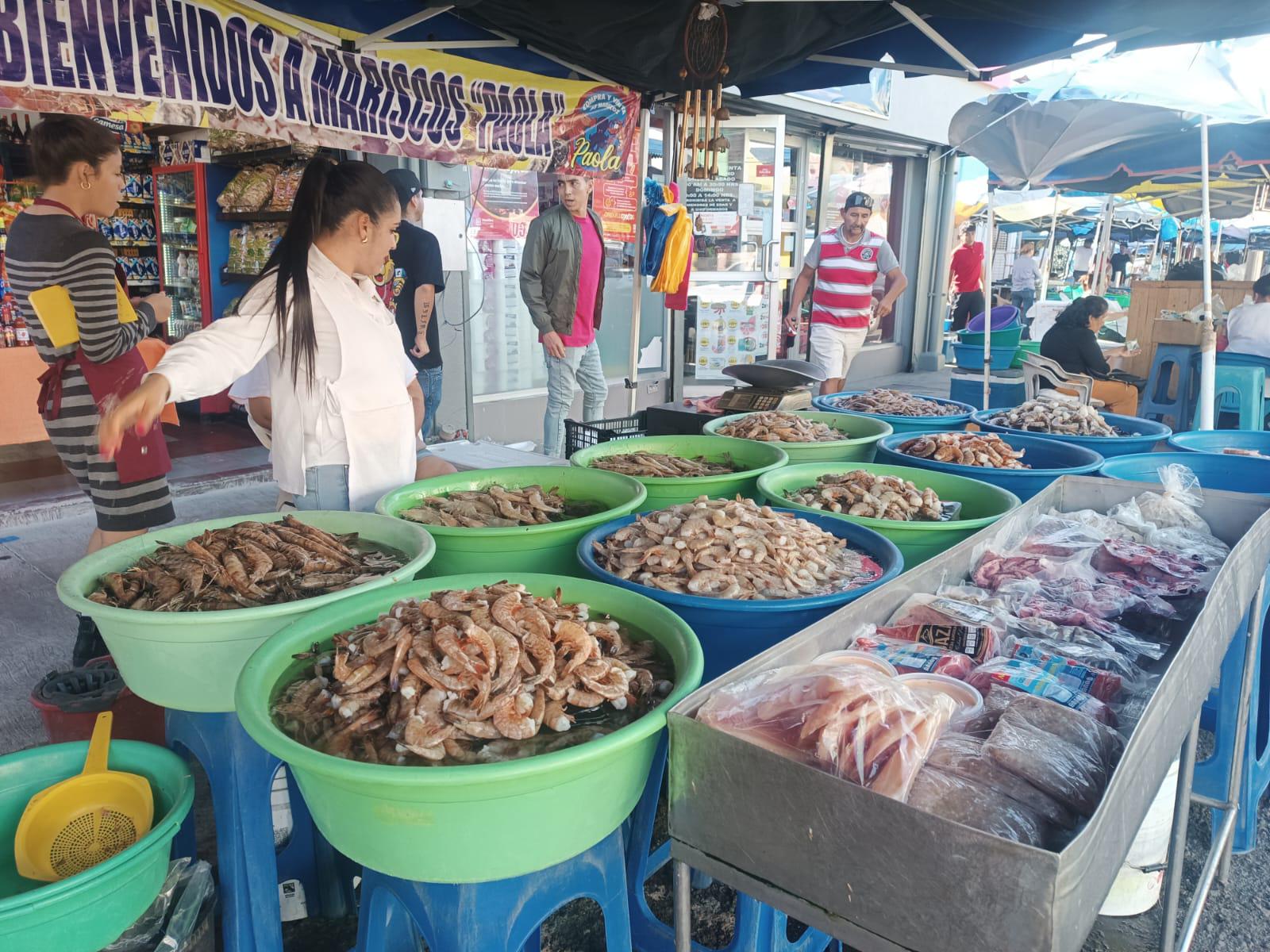 $!En Mazatlán, se mantienen ventas de ‘changueras’ en un 30 y 40 por ciento; esperan que repunte en Semana Santa