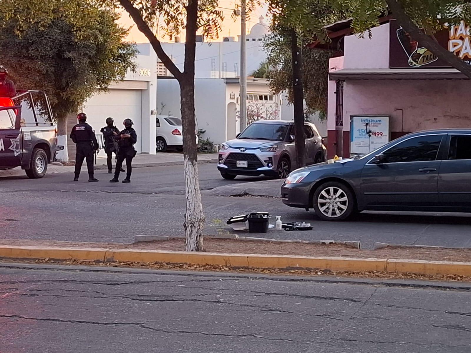 $!Hallan vehículo abandonado con impactos de bala en Pradera Dorada, al norte de Culiacán