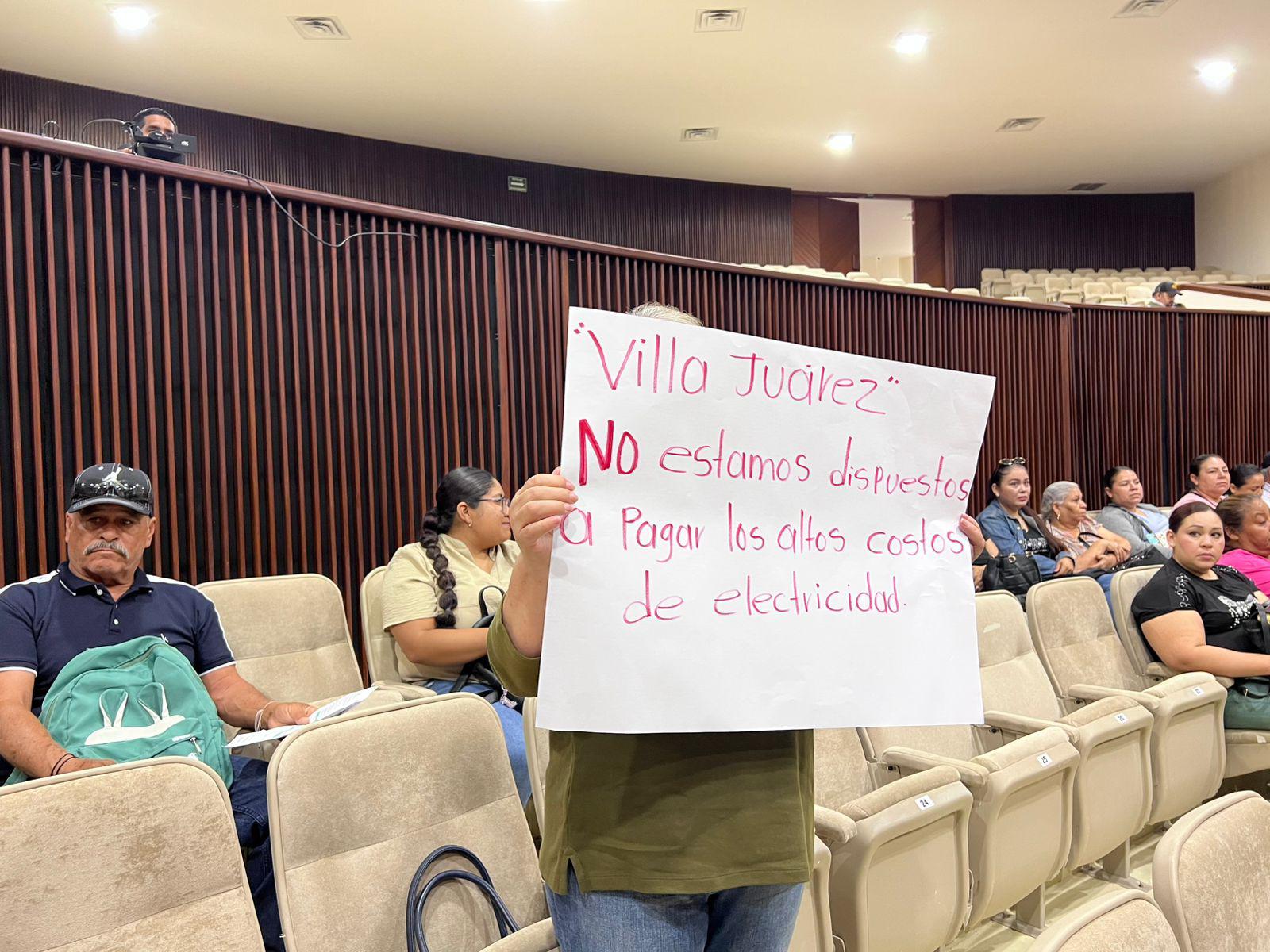 $!‘No nos iremos hasta ser escuchados’: reclaman ciudadanos de Villa Juárez en Congreso altos cobros de la CFE
