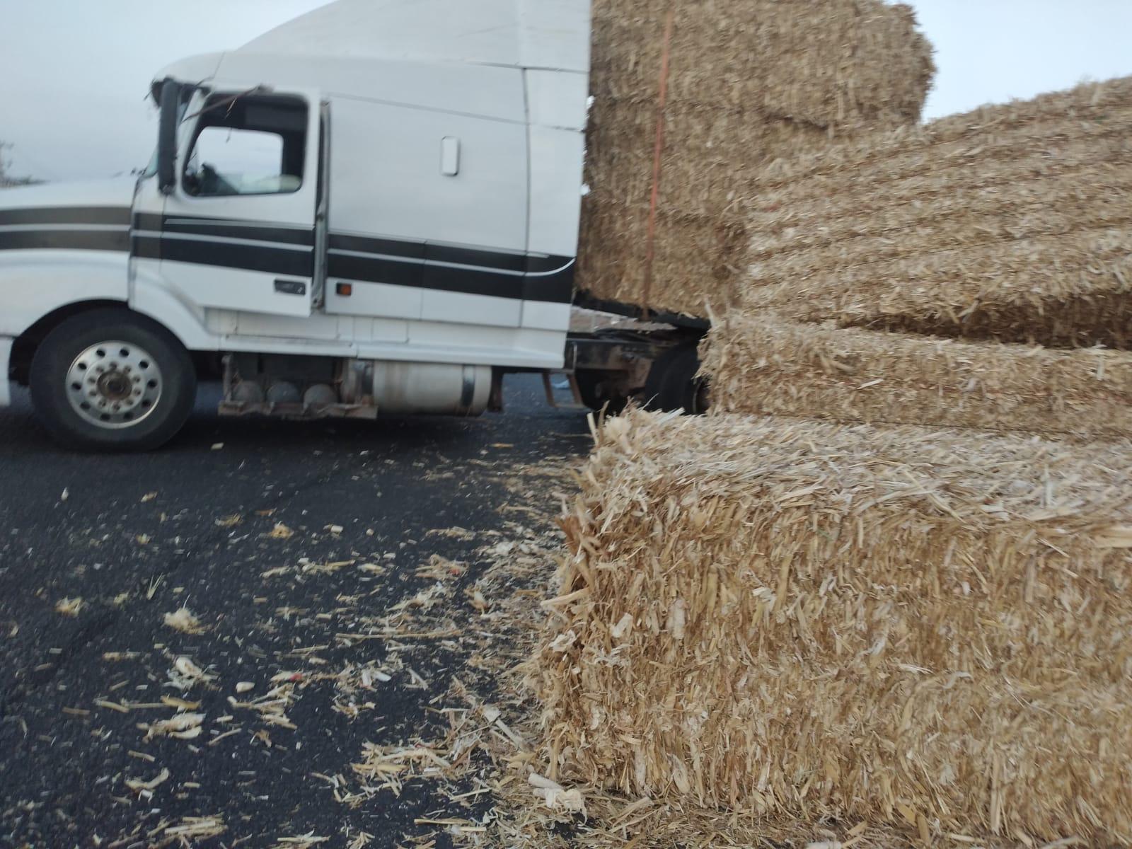 Un tráiler cargado con alimento para ganado se accidenta por la ...