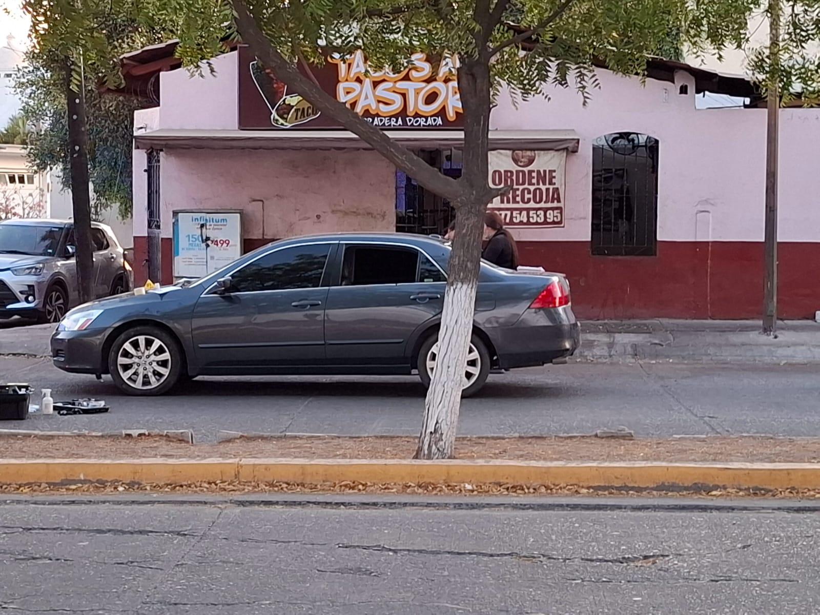 $!Hallan vehículo abandonado con impactos de bala en Pradera Dorada, al norte de Culiacán