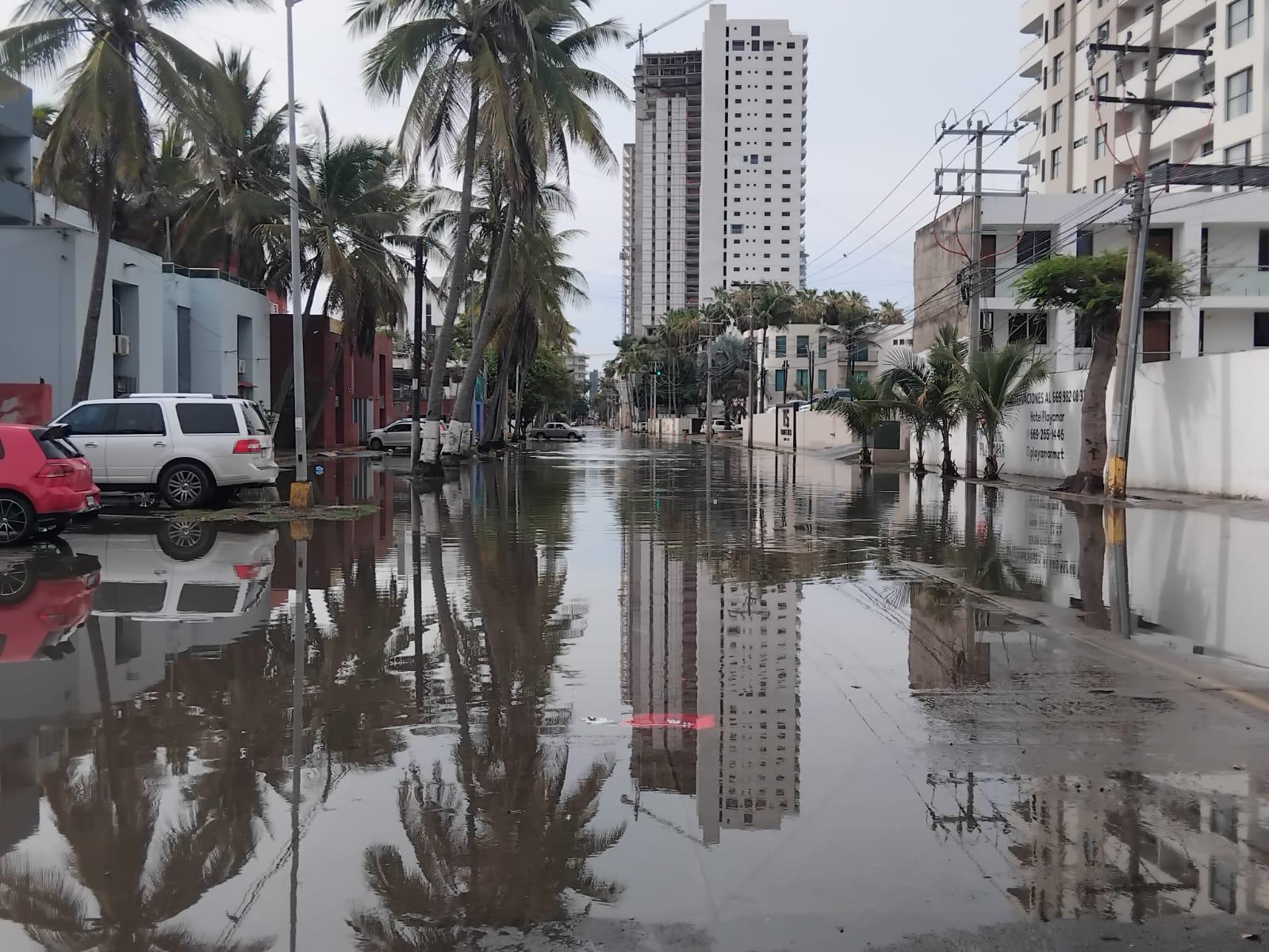 $!Lluvias de madrugada provocan fuertes inundaciones en algunas vialidades de Mazatlán