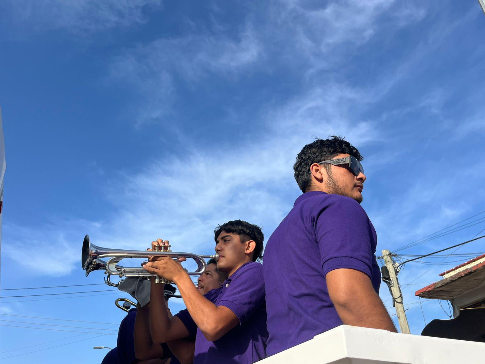 $!Con banda sinaloense, llevan Las mañanitas a mamás de Rosario