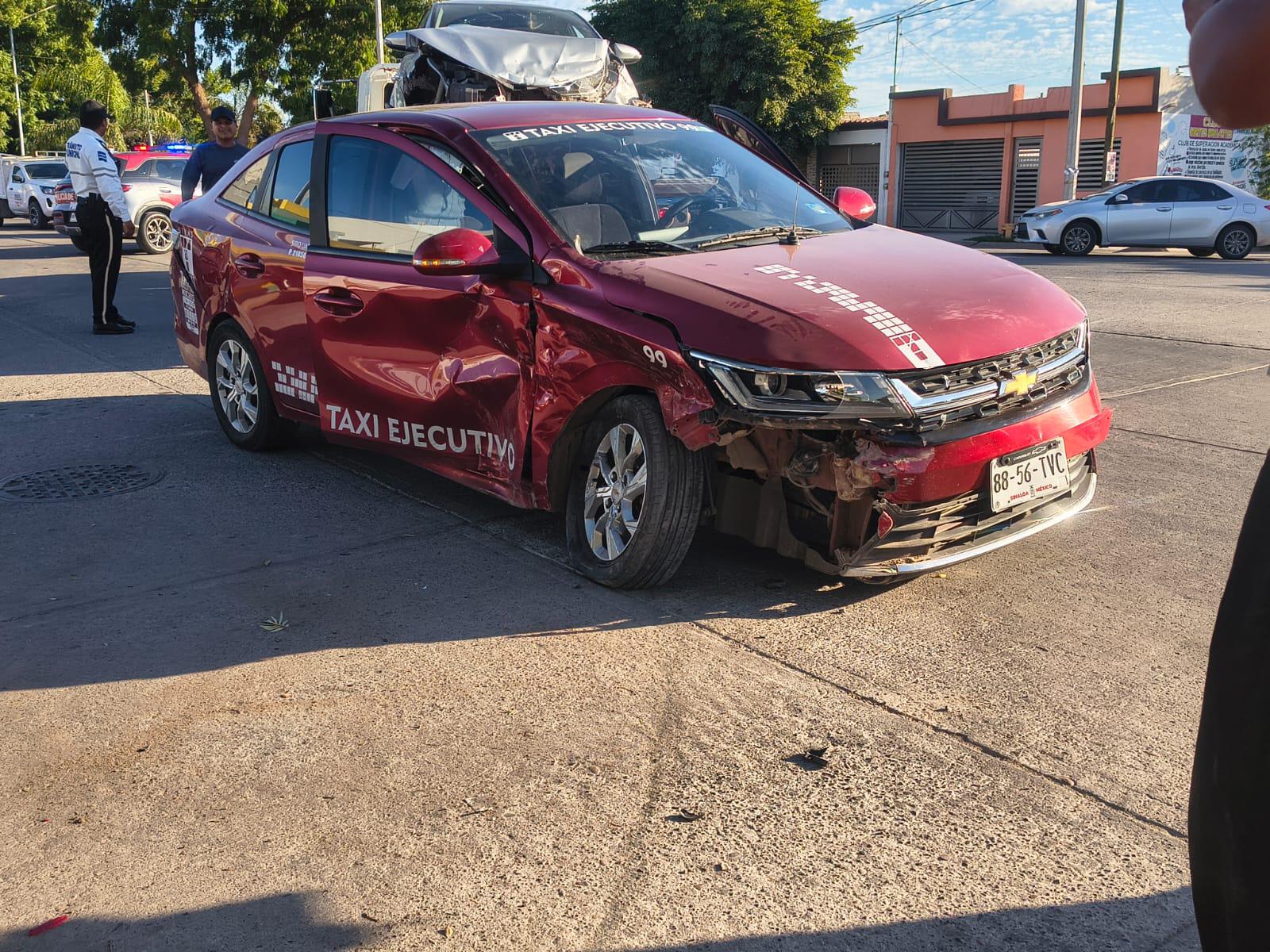 $!Fuerte choque en Los Mochis deja dos lesionados y daños a vivienda en Álamos Country