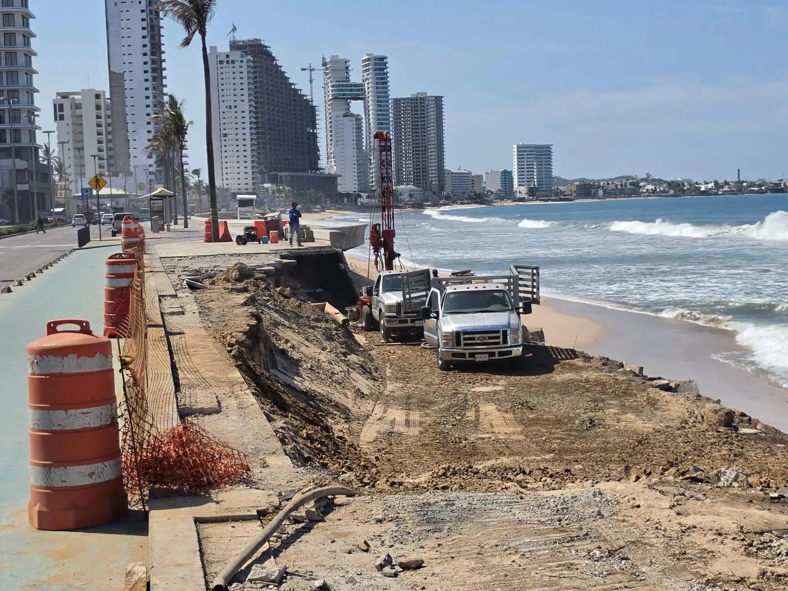 $!Realizan estudio de mecánica de suelos en socavón del malecón de Mazatlán