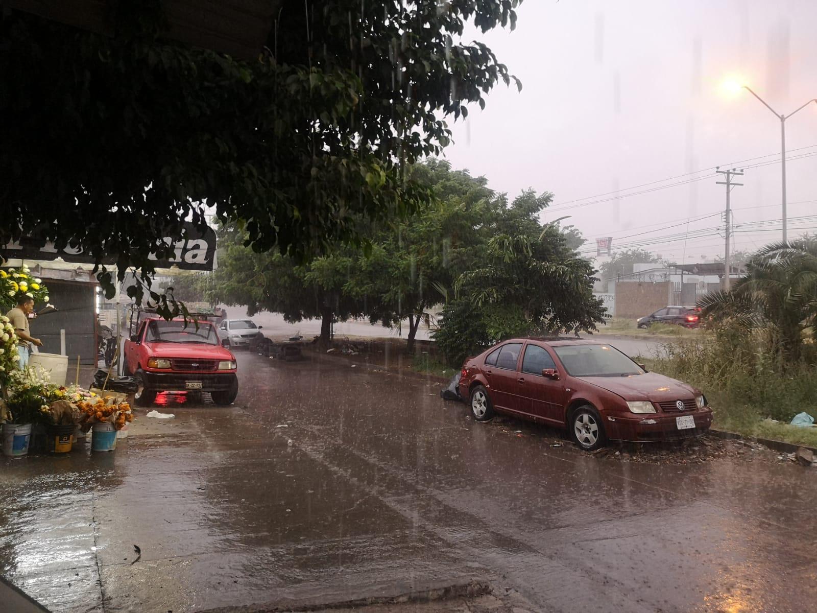 $!Remanentes del huracán Roslyn se dejan sentir con lluvia en Mazatlán