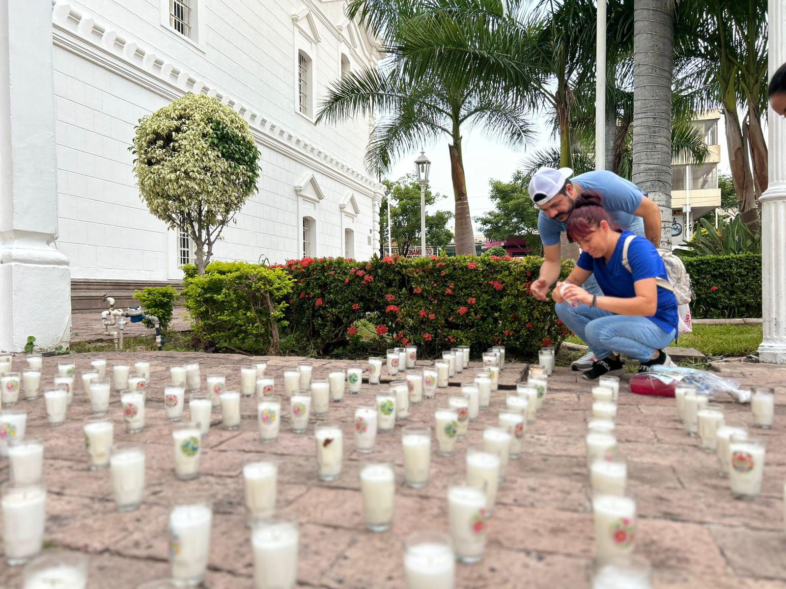 $!Encienden veladoras en el Ayuntamiento de Culiacán a un año de la crisis de seguridad