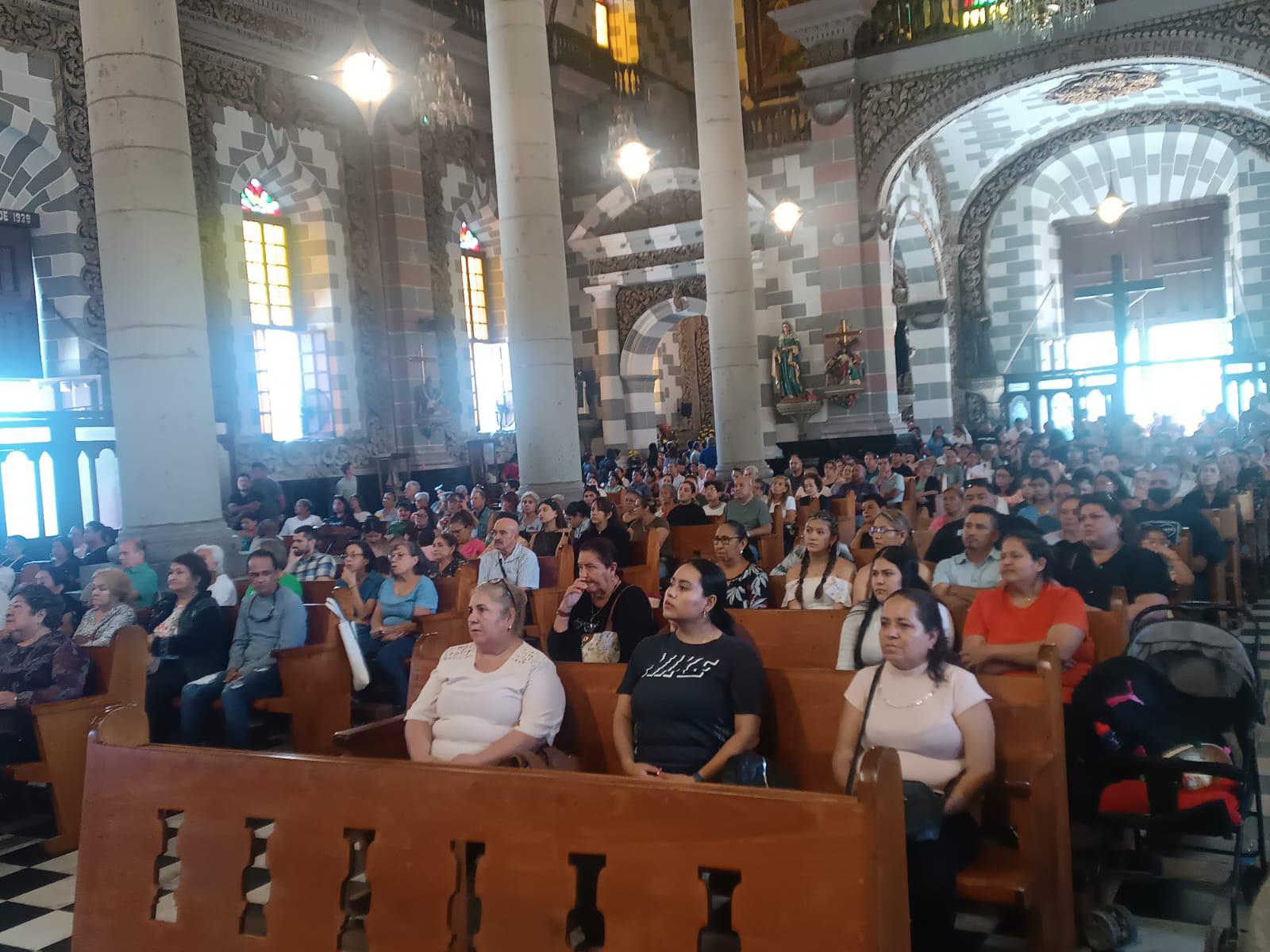 $!Celebran fieles a la Guadalupana en Catedral de Mazatlán