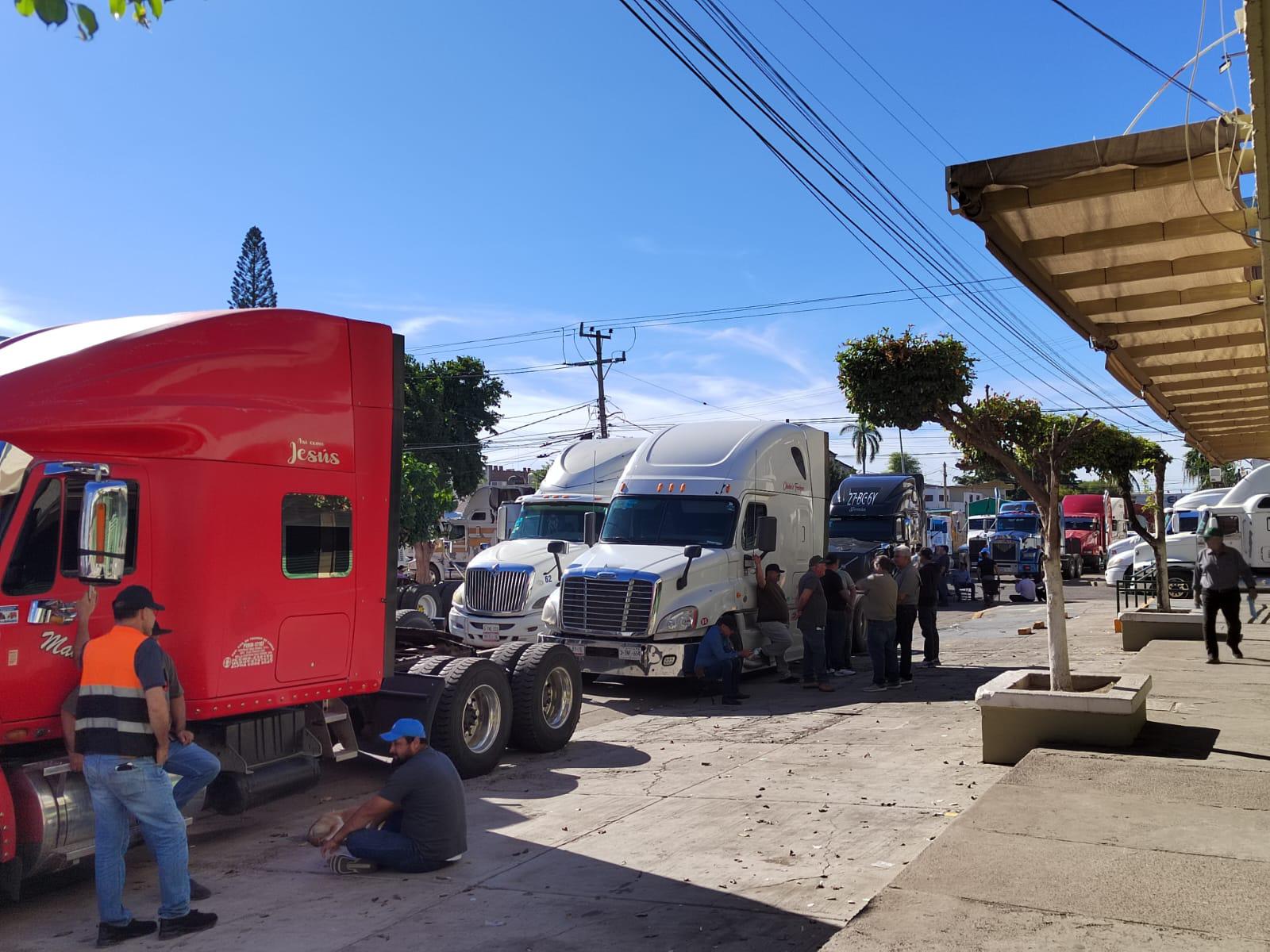 $!Transportistas toman la Subdelegación del IMSS, y acusan cobros arbitrarios por $8 millones