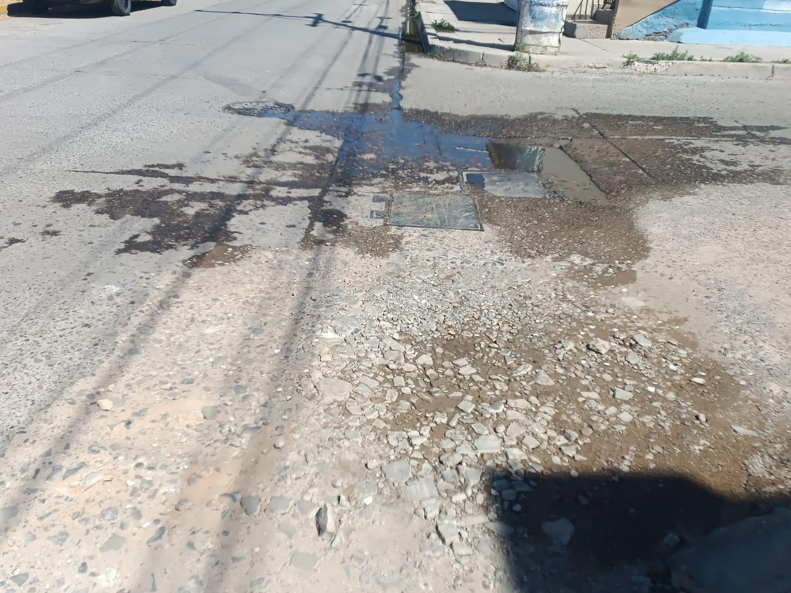 $!Alertan vecinos de Jabalíes por un gran bache que podría provocar accidentes viales