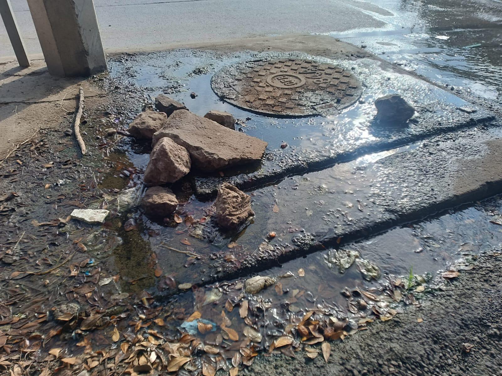 $!Aguas negras afectan desde hace meses cruce de Las Torres y Santa Rosa, en Mazatlán